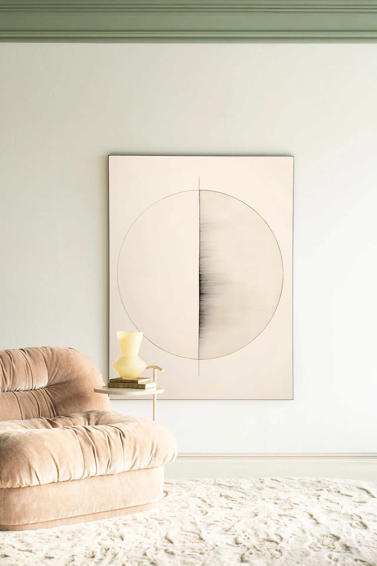 Wandteppich Nara in einem hellen Wohnzimmer mit einem zartrosa Sofa und einem cremefarbenen Teppich - Urban Cotton