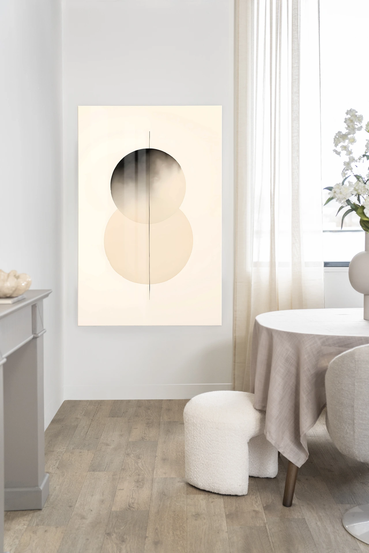 Wandteppich Kobe von Urban Cotton in einem hellen Esszimmer mit rundem Tisch und Hocker