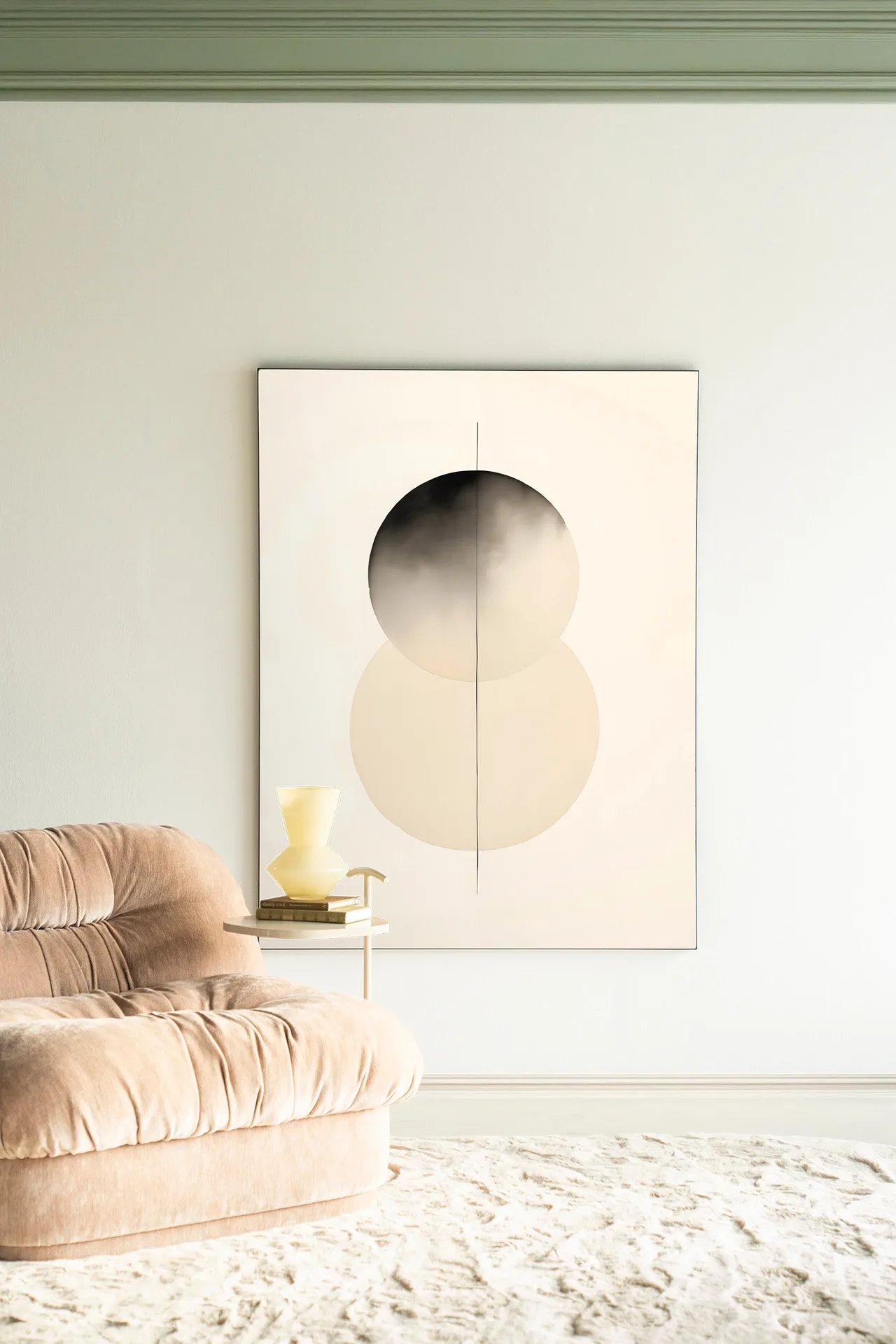Wandteppich Kobe in einem hellen Wohnzimmer mit einem beigefarbenen Sessel und einem cremefarbenen Teppich - Urban Cotton