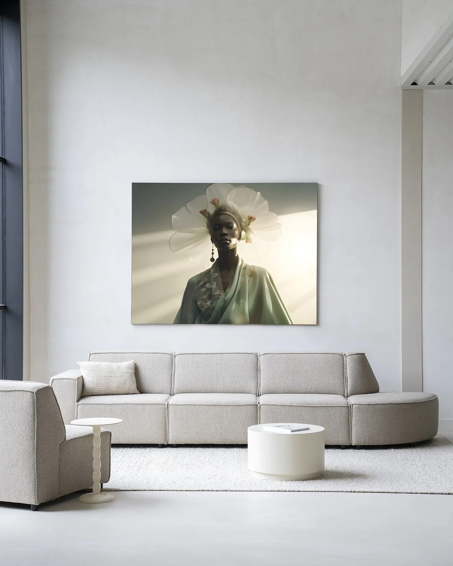 Wandteppich Editorial Crown - Urban Cotton hängt über einem hellen Sofa in einem modernen Interieur