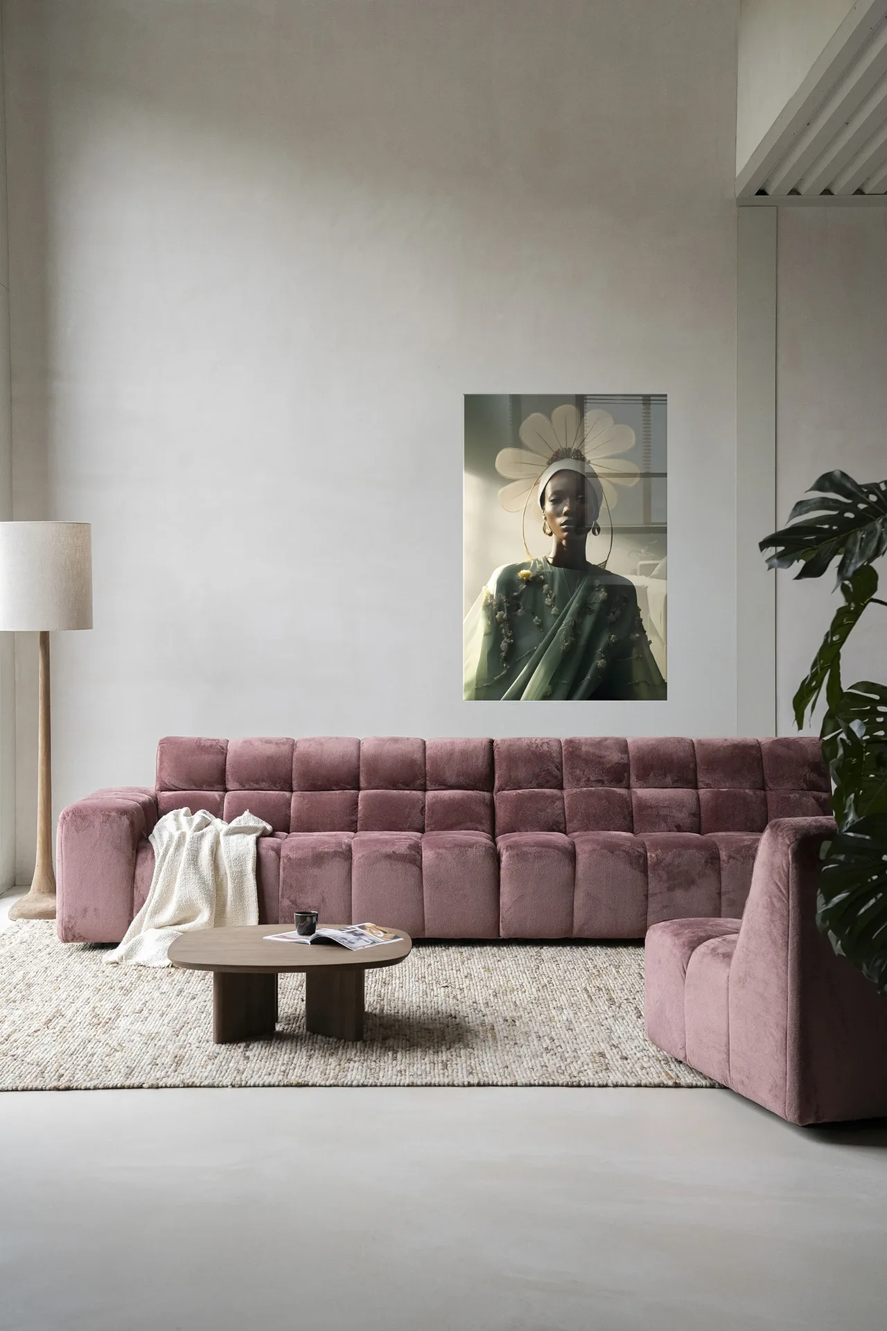 Wandteppich Editorial Flower - Urban Cotton in einem modernen Wohnzimmer über einem rosa Sofa