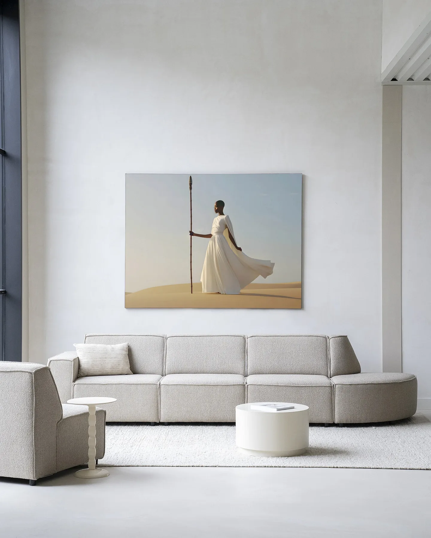 Wandtuch Warrior In White - Urban Cotton hängt über einem hellgrauen Sofa in einem modernen Wohnzimmer
