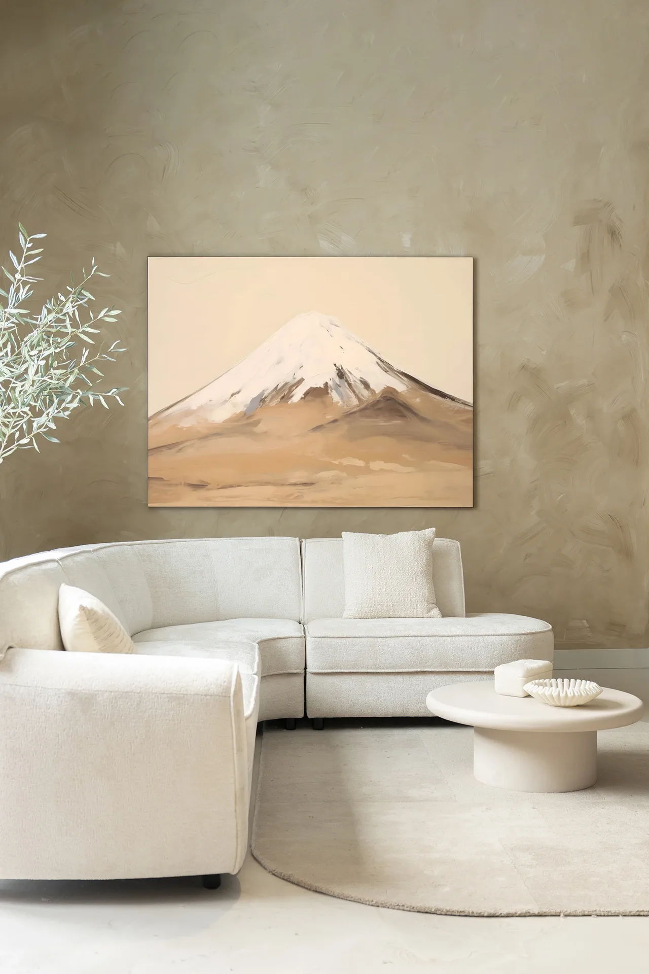 Ein weißes Interieur mit einem cremefarbenen Sofa und einem Wandteppich Fuji Mountain an der Wand - Urban Cotton