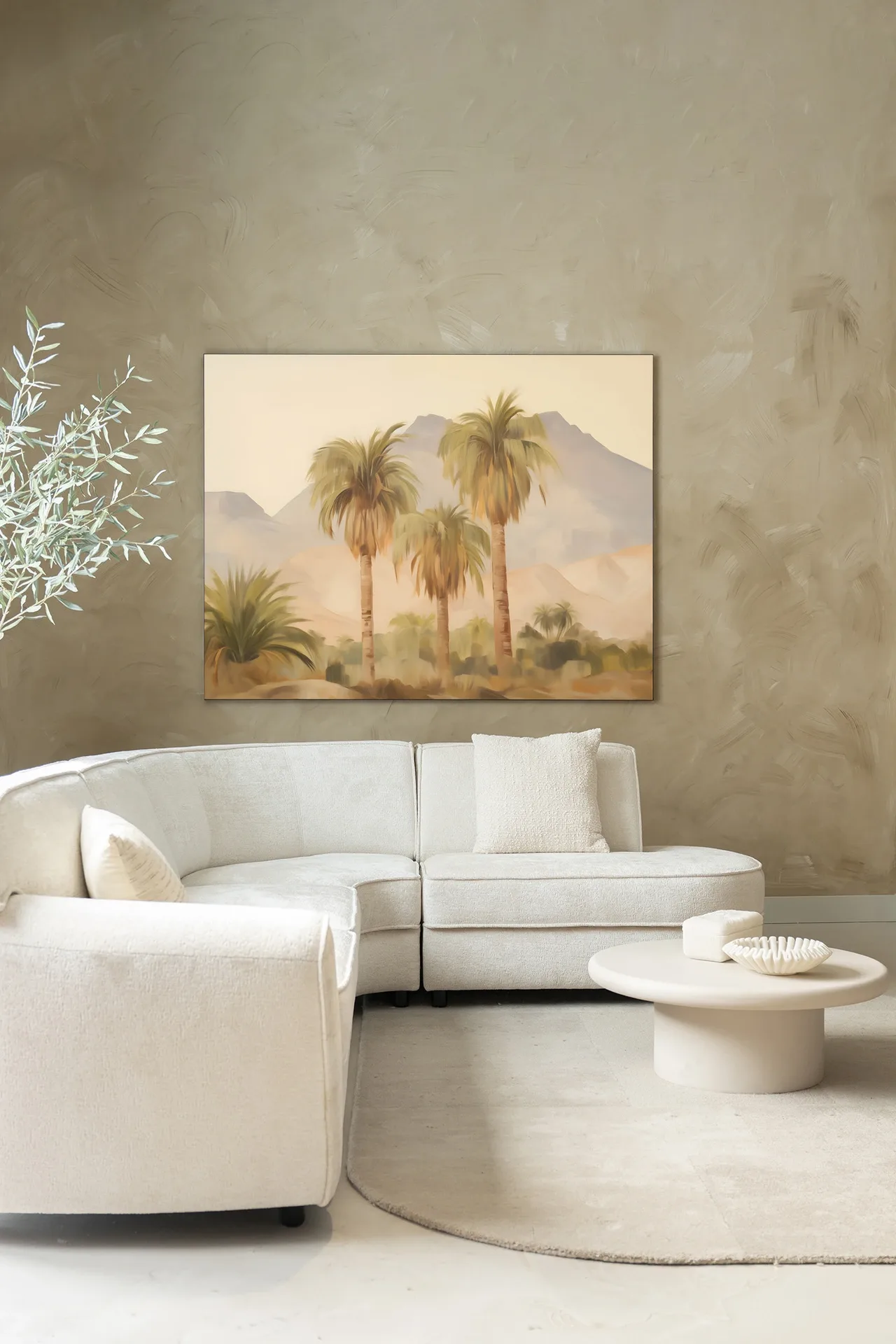 Wandtuch Tunesia - Urban Cotton in einem hellen Wohnzimmer mit einem weißen Sofa und rundem Couchtisch