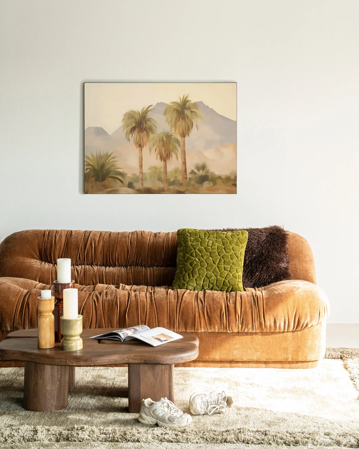 Wandtuch Tunesia - Urban Cotton hängt über einem braunen Sofa in einem Wohnzimmer