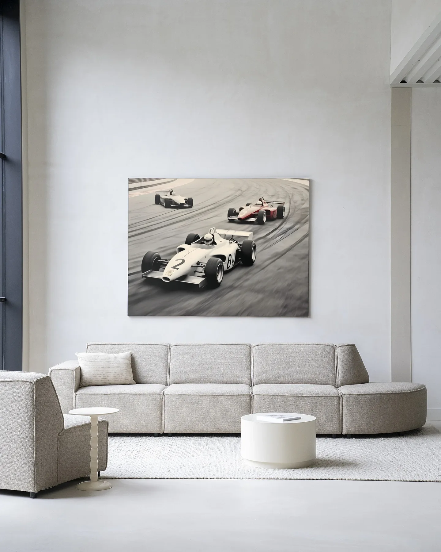 Wandteppich Race Track - Urban Cotton in einem modernen Wohnzimmer über einem beigefarbenen Sofa