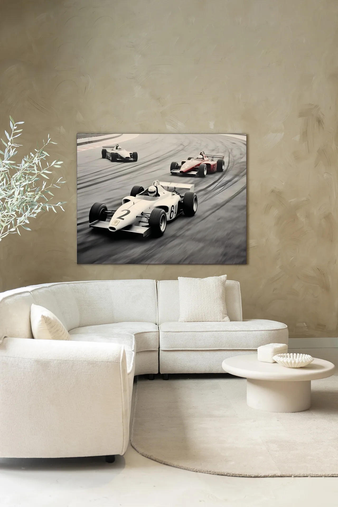 Wandteppich Race Track hängt über einem weißen Sofa in einem Wohnzimmer mit einem Couchtisch - Urban Cotton