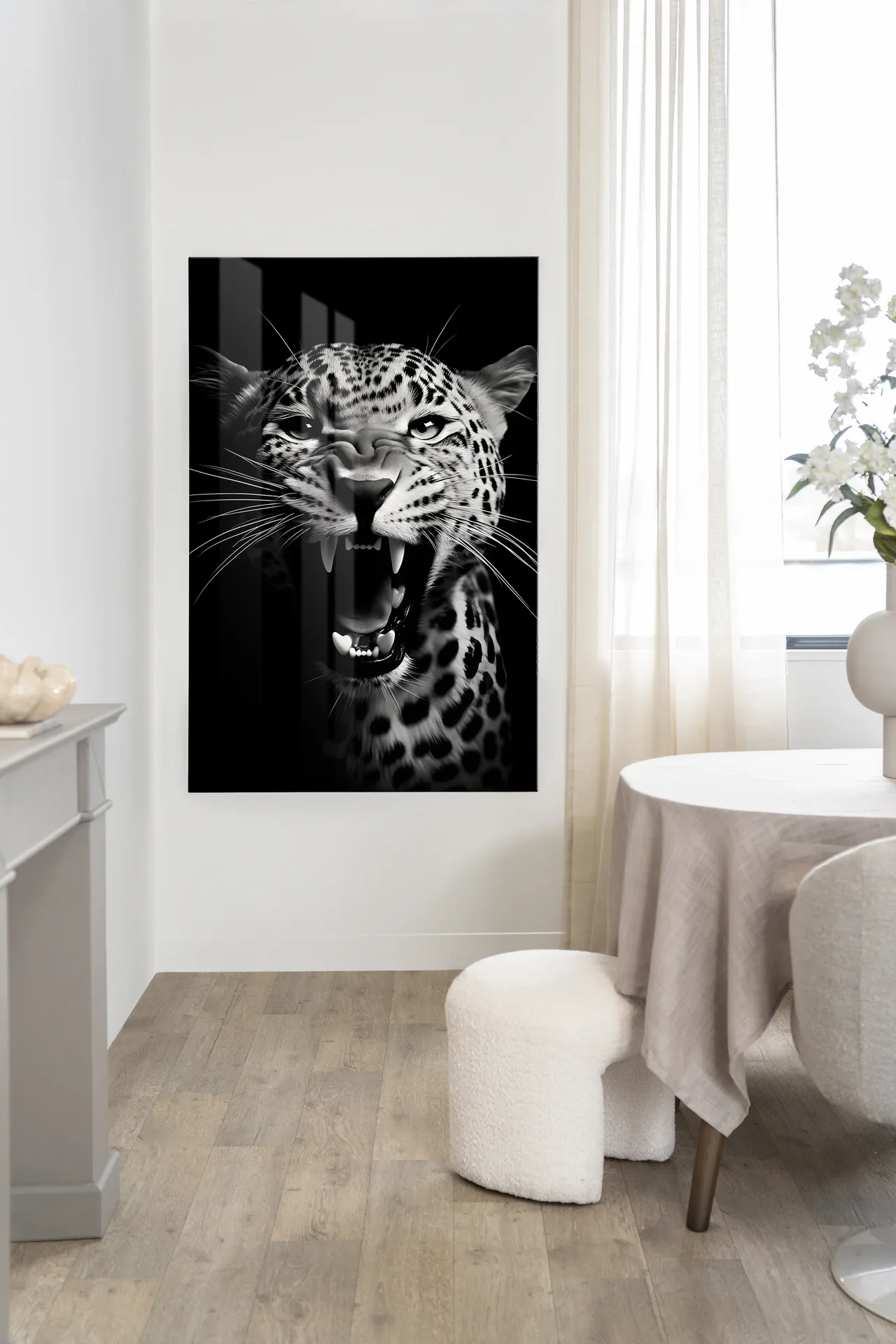 Wandbehang Rawr Cheetah - Urban Cotton hängt an einer weißen Wand in einem modernen Interieur