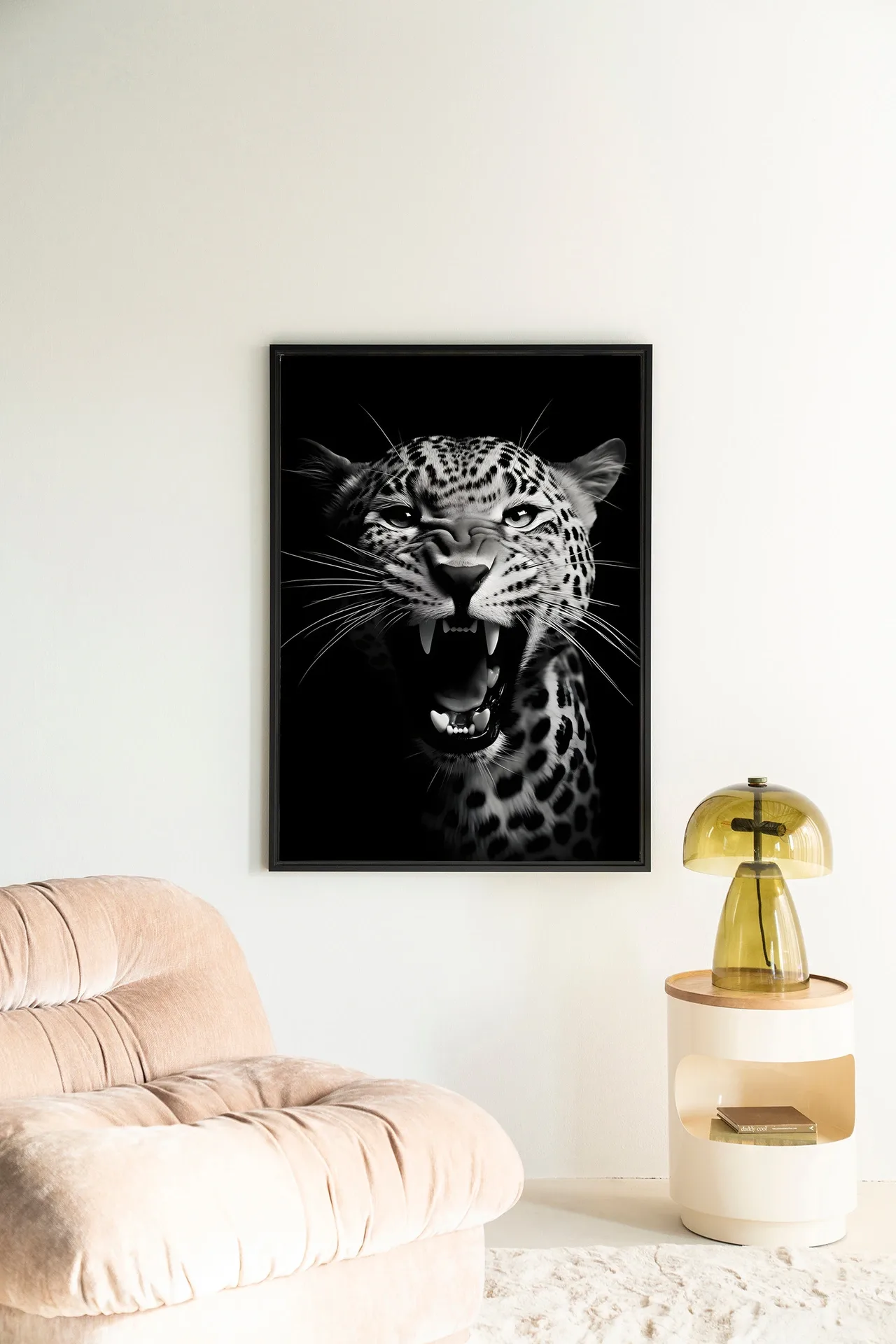 Wandbehang Rawr Cheetah in einem modernen Wohnzimmer über einem beigefarbenen Sessel und Beistelltisch - Urban Cotton