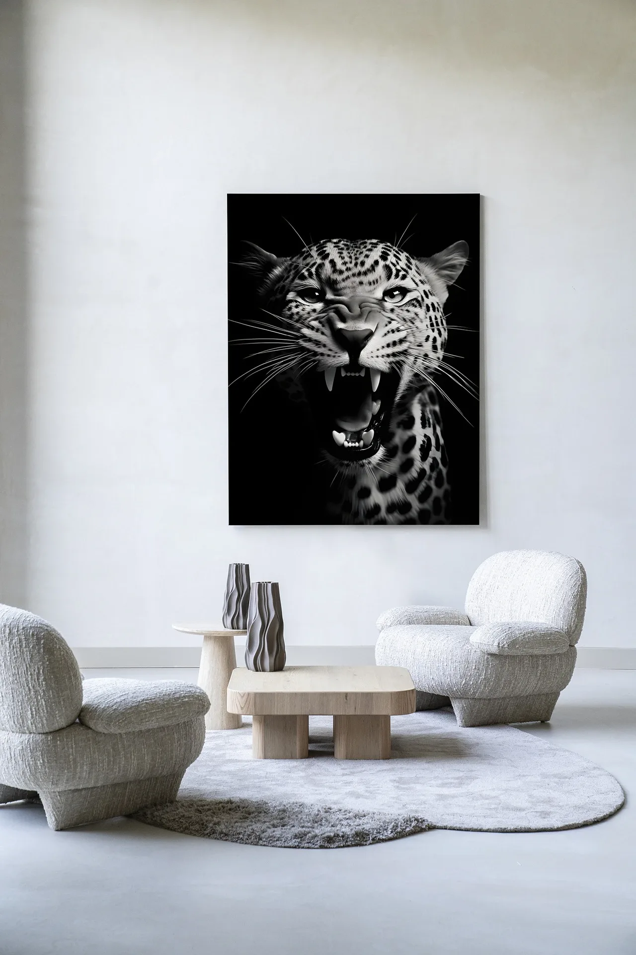 Wandbehang Rawr Cheetah in einem modernen Wohnzimmer über zwei Couchtischen und zwei Sesseln - Urban Cotton