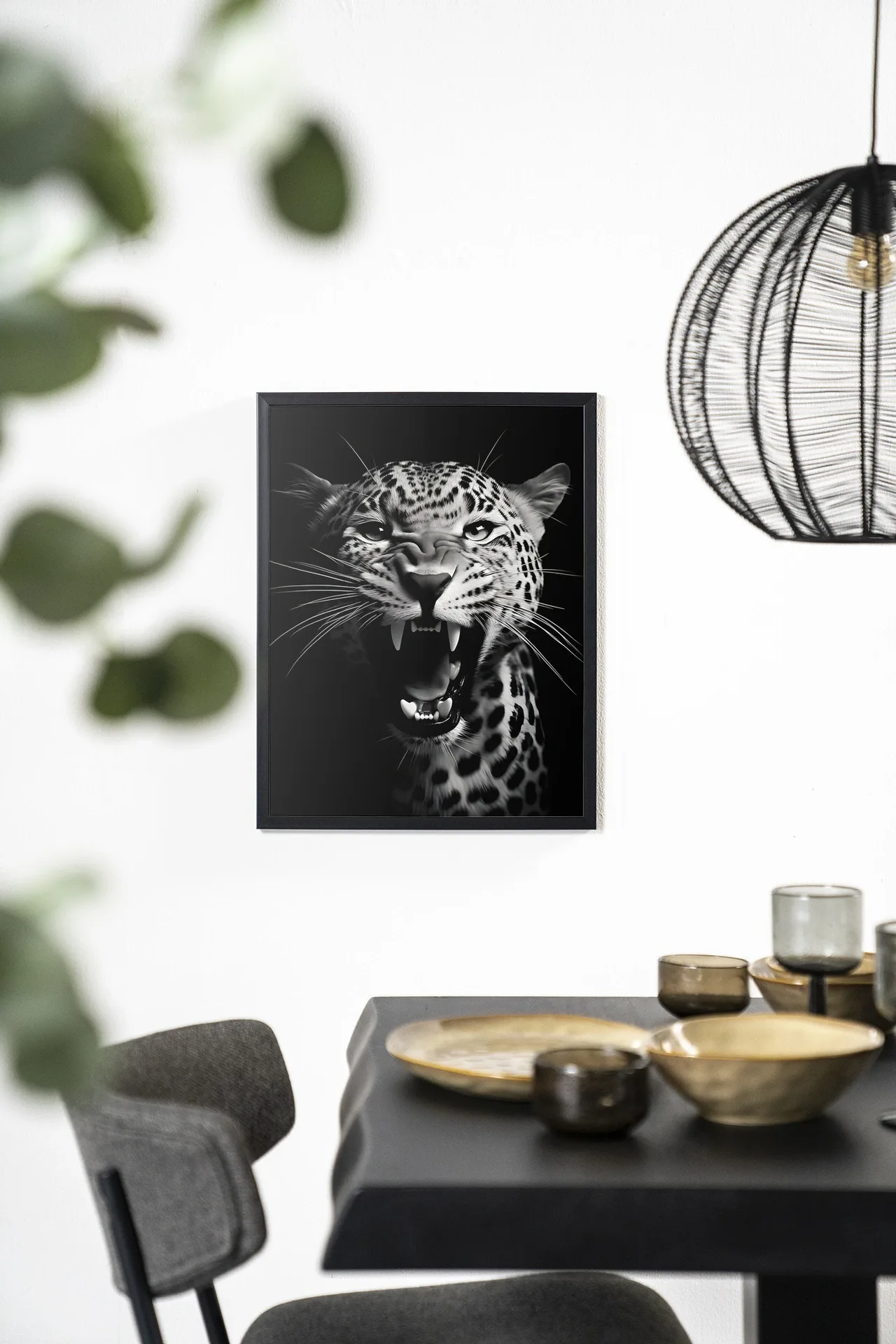 Wandbehang Rawr Cheetah in einem schwarzen Rahmen, an einer weißen Wand über einem gedeckten Tisch hängend - Urban Cotton