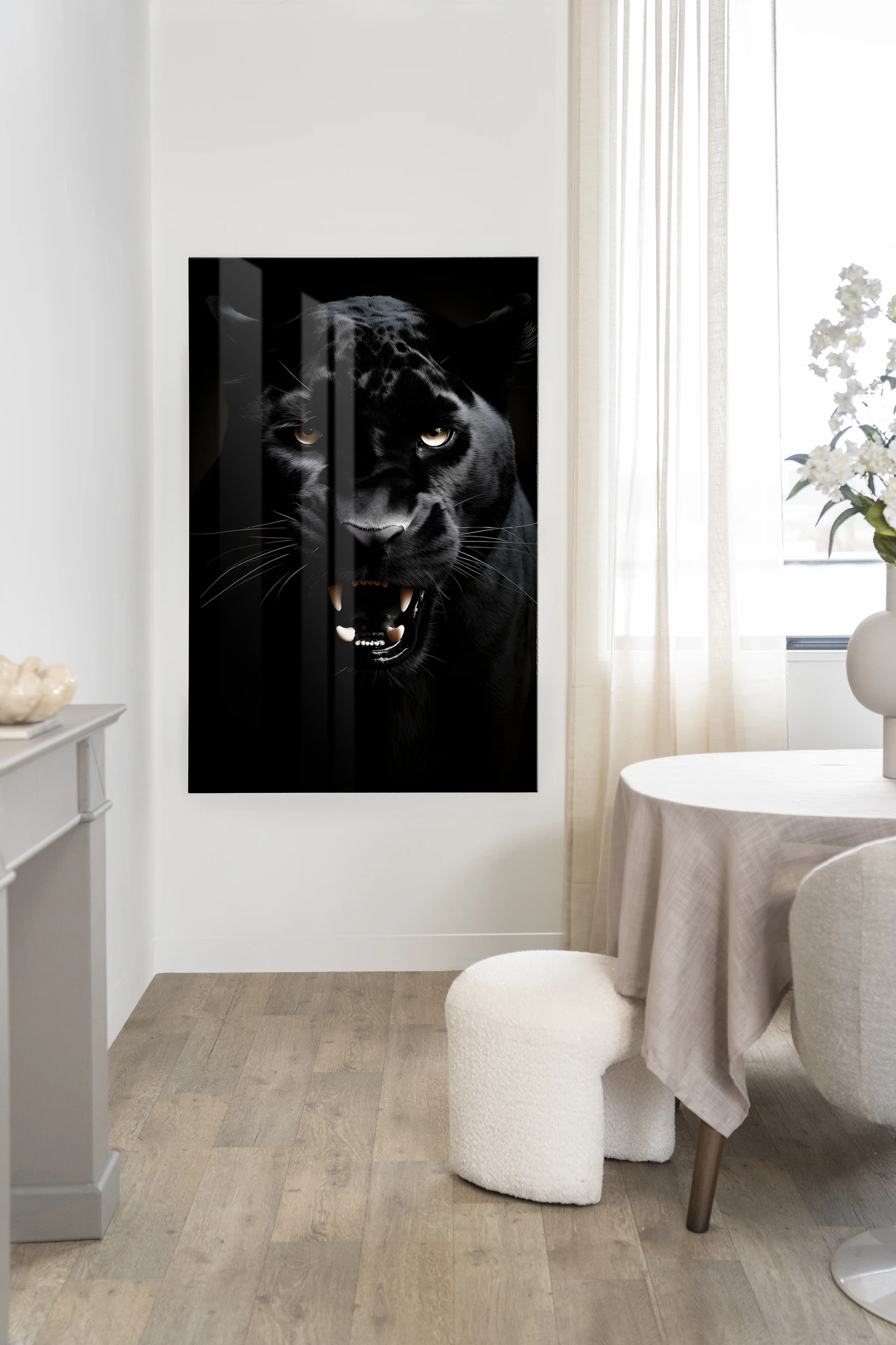 Wandteppich Rawr Panther in einem modernen Interieur mit Esstisch und einem Hocker - Urban Cotton