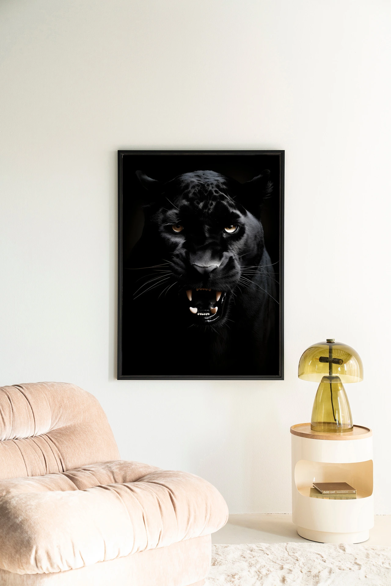Wandteppich Rawr Panther in einem schwarzen Rahmen über einem beigefarbenen Sessel und Beistelltisch - Urban Cotton