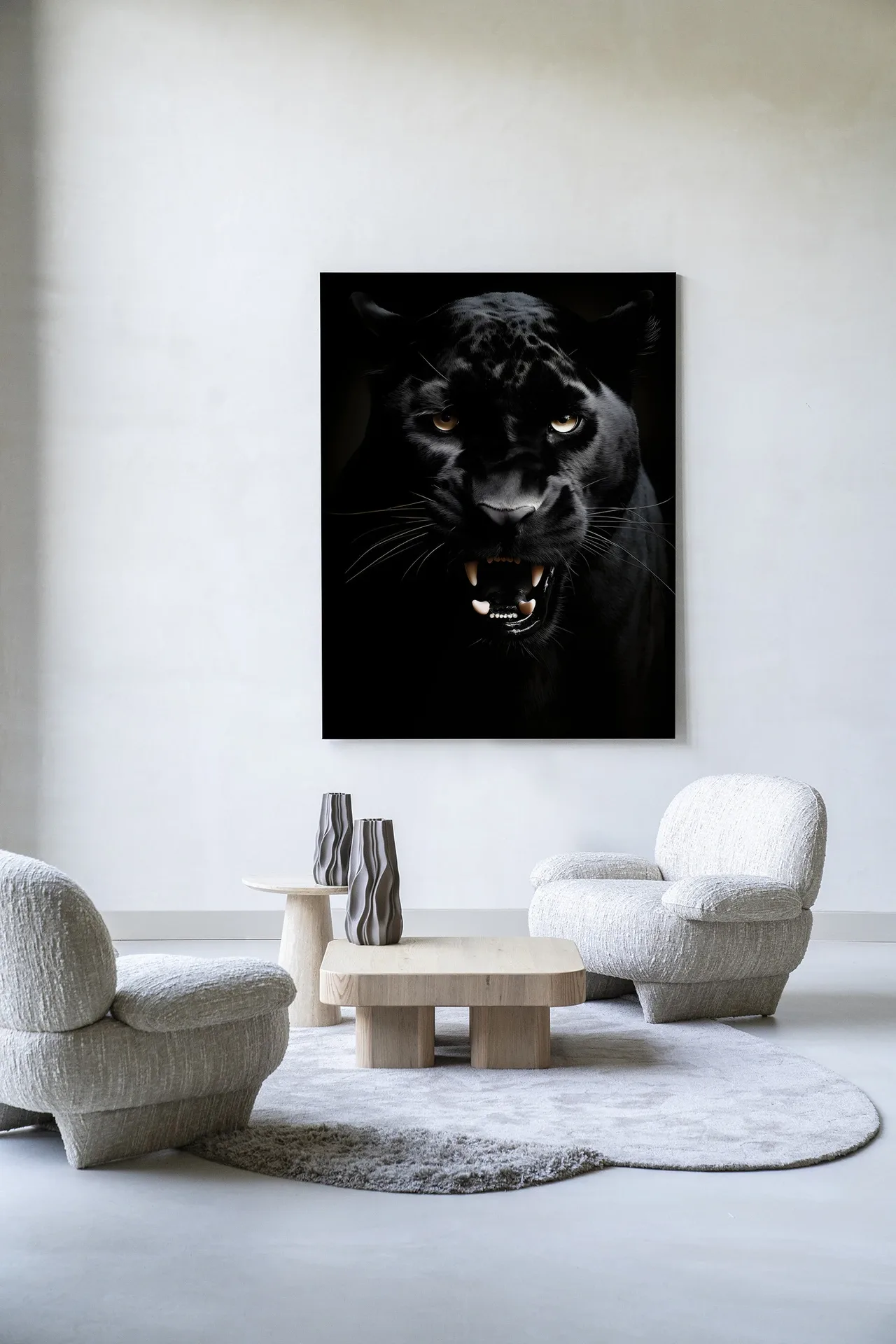 Wandteppich Rawr Panther - Urban Cotton hängt an einer weißen Wand über zwei Couchtischen