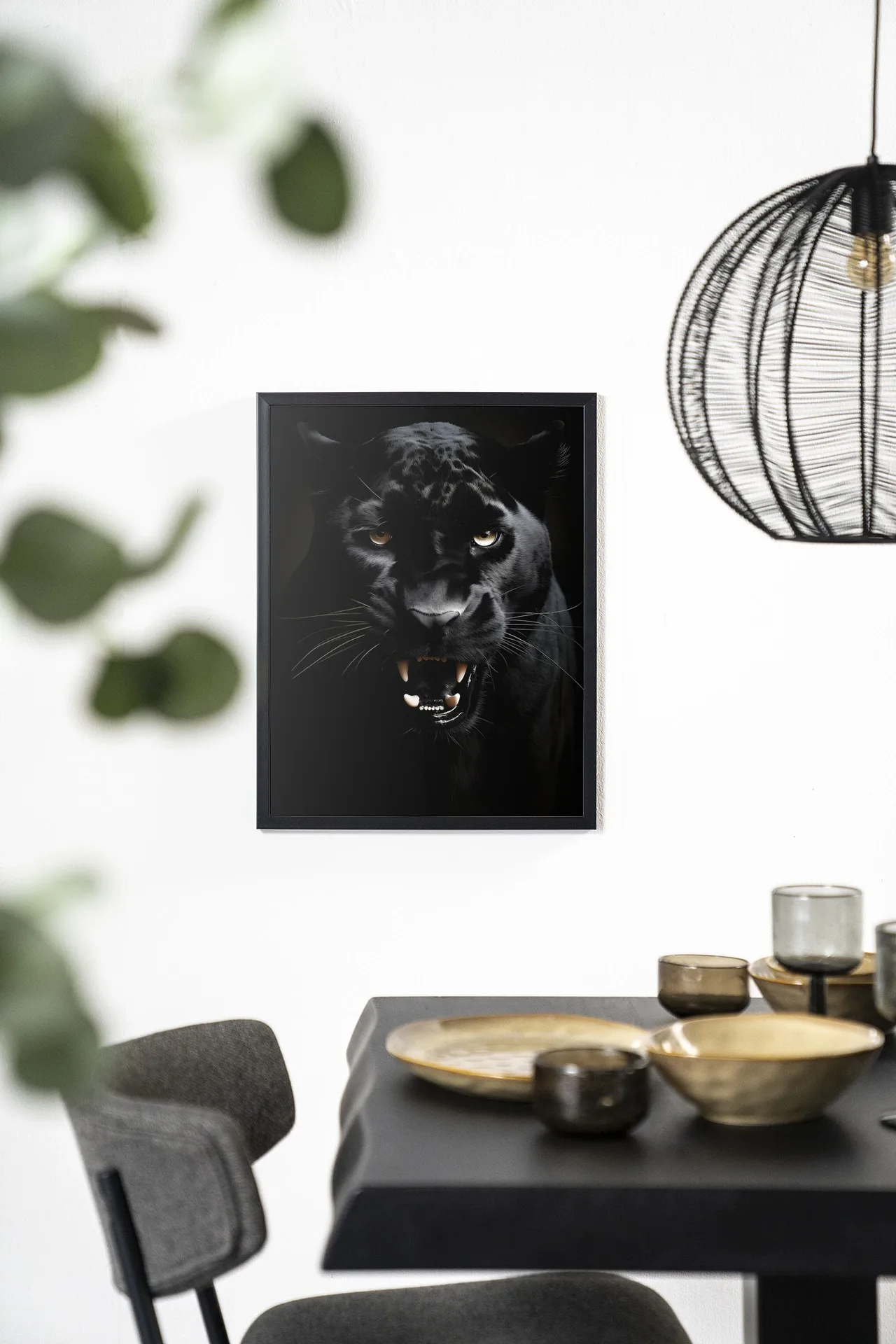 Wandteppich Rawr Panther - Urban Cotton an einer weißen Wand über einem schwarzen Tisch hängend