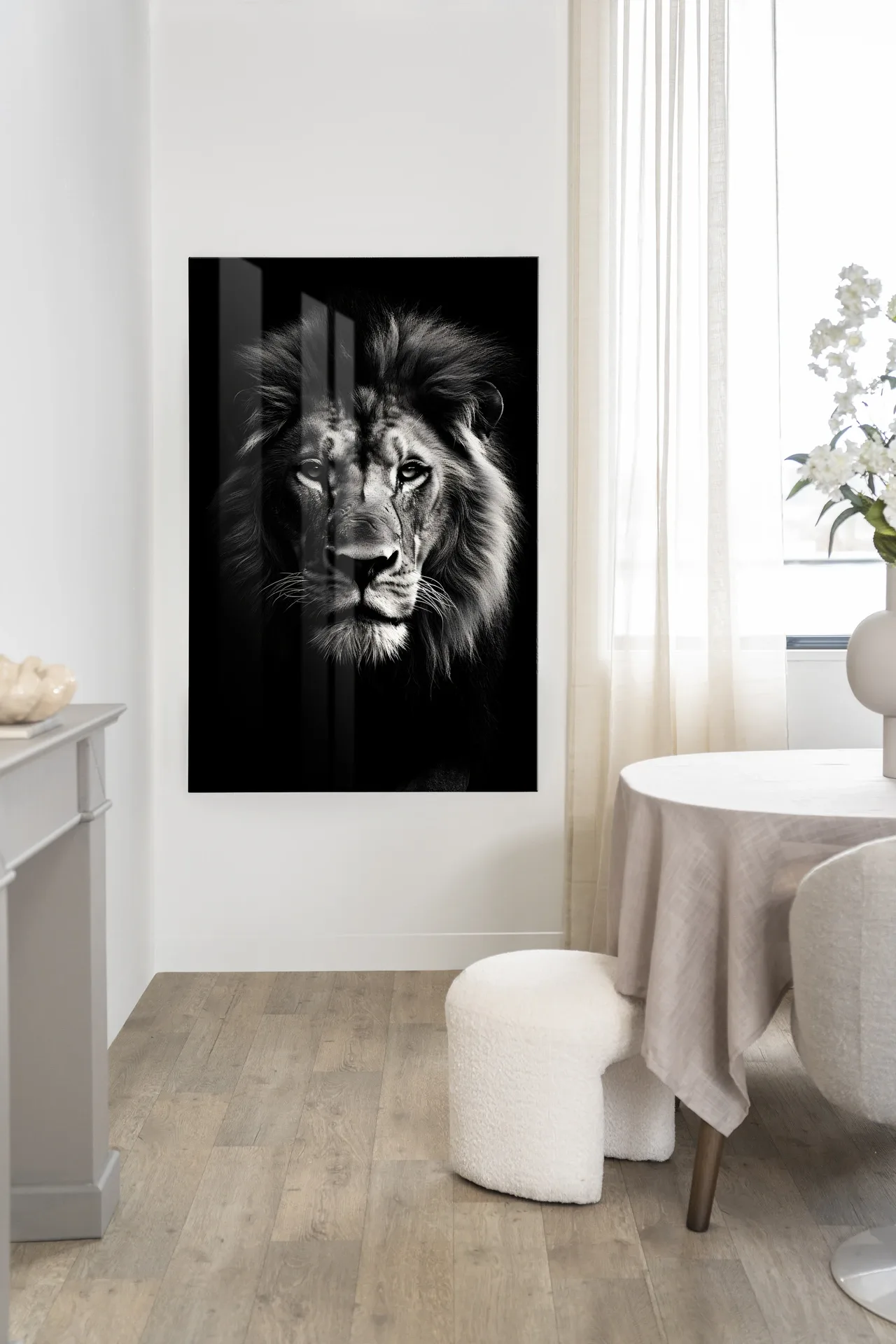 Wandteppich Mighty Lion - Urban Cotton hängt an einer weißen Wand in einem hellen Esszimmer