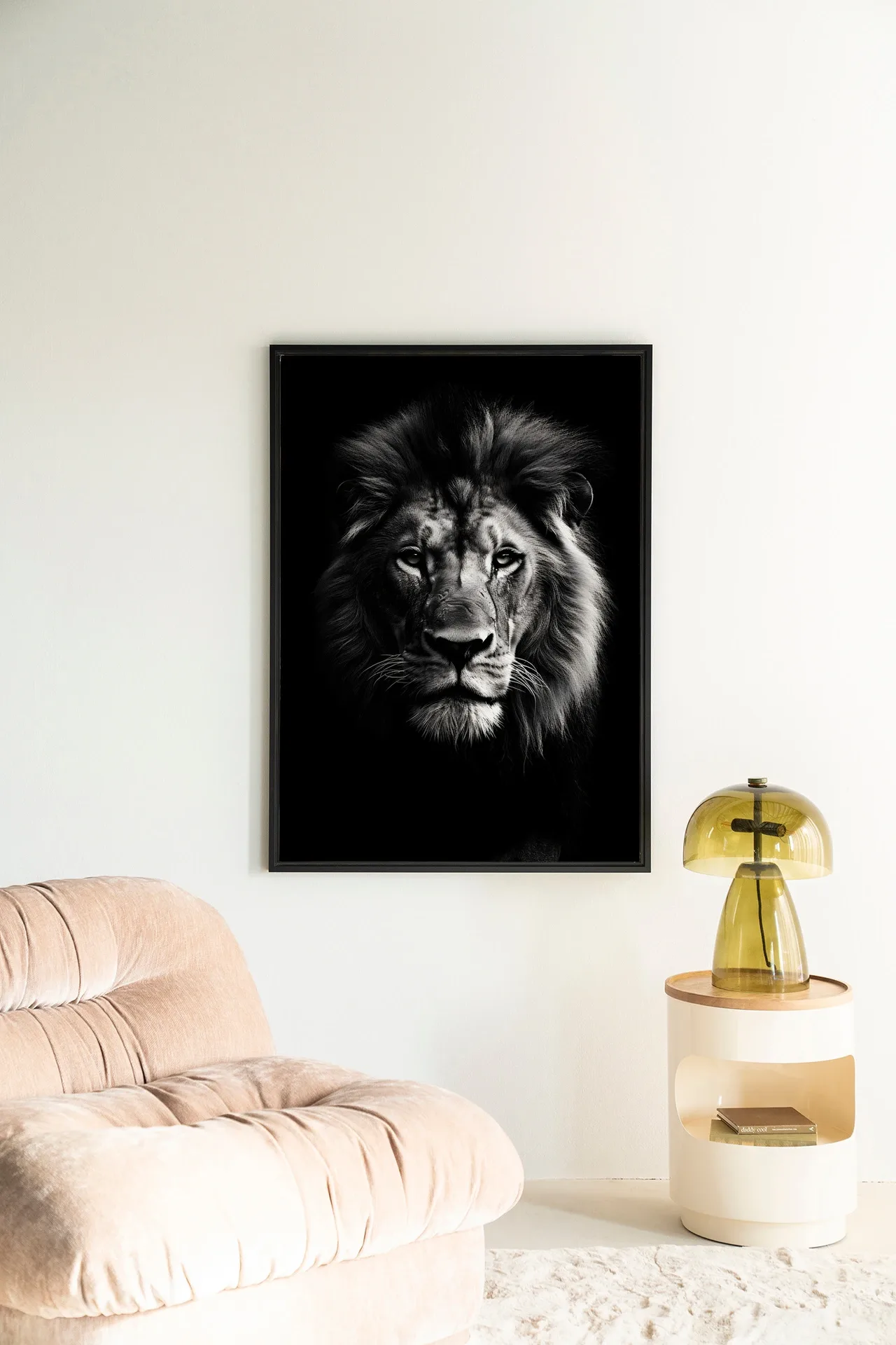 Wandteppich Mighty Lion - Urban Cotton, in einem Interieur mit beigem Sessel und einer Designlampe