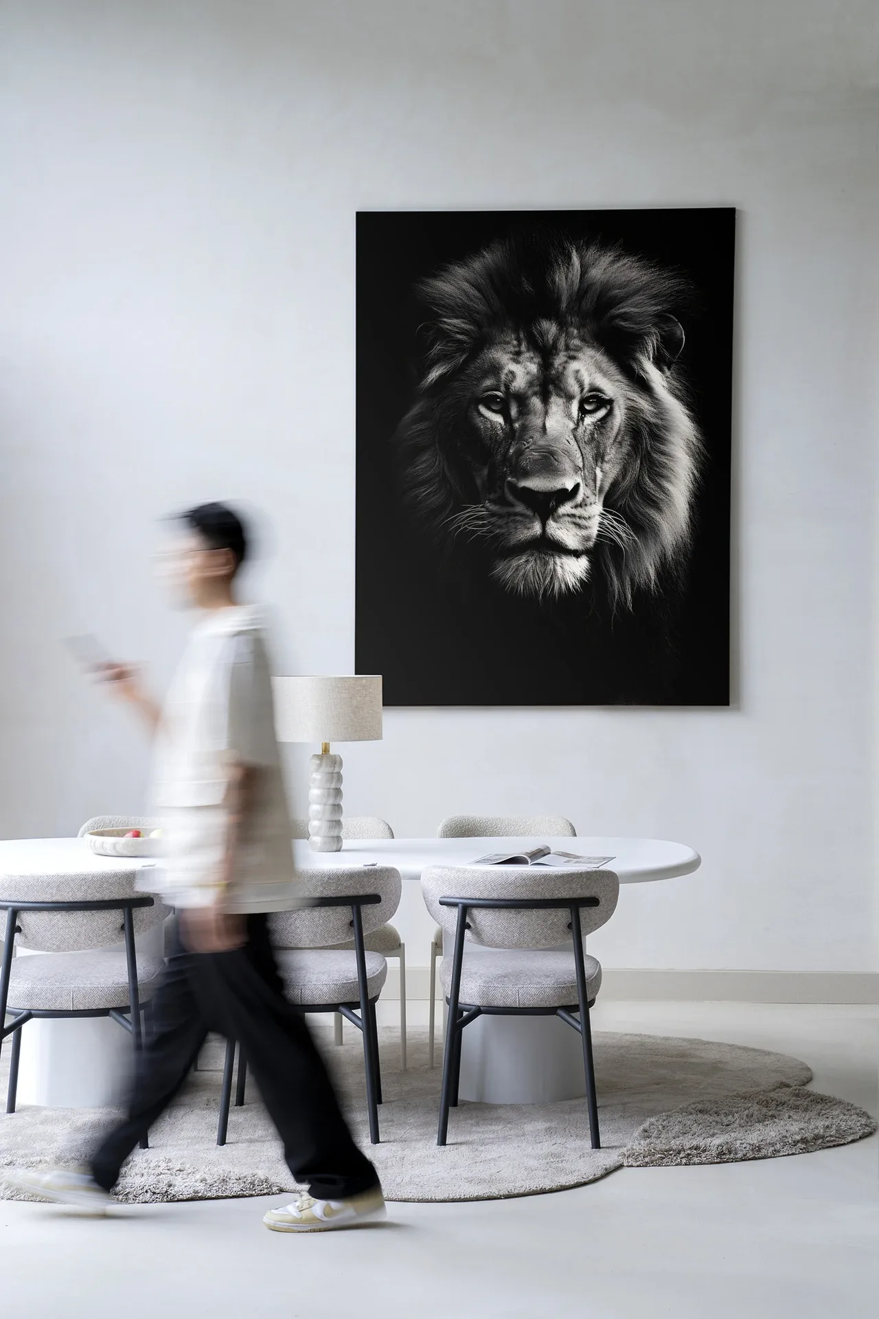 Wandteppich Mighty Lion an einer weißen Wand in einem modernen Interieur mit einer Person in Bewegung - Urban Cotton