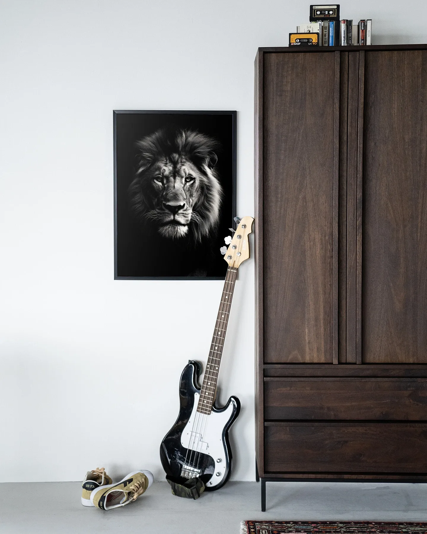 Wandteppich Mighty Lion an einer weißen Wand, mit einer Bassgitarre und einem Holzschrank daneben - Urban Cotton