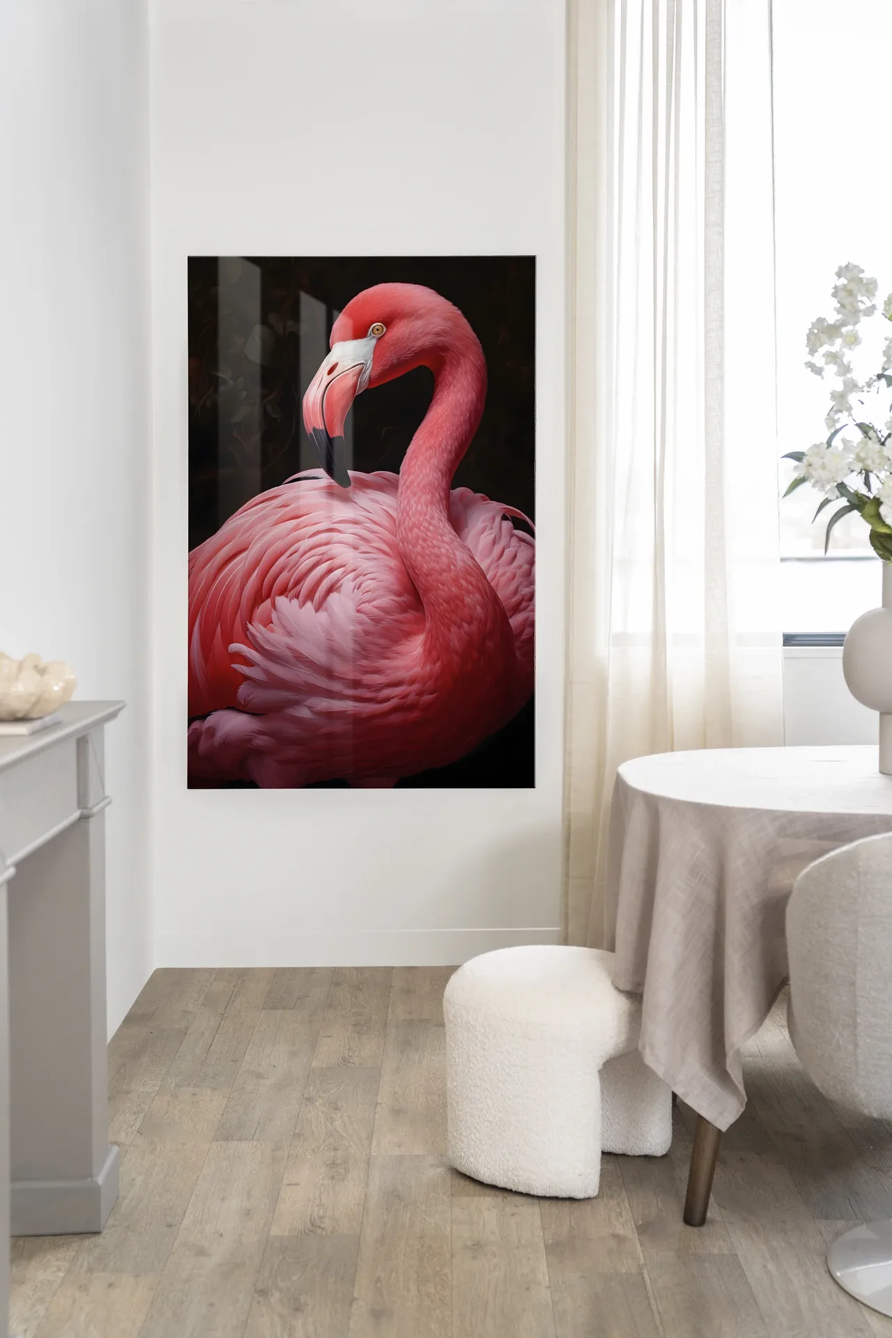 Wandteppich Pink Flamingo - Urban Cotton hängt an einer weißen Wand in einem modernen Interieur