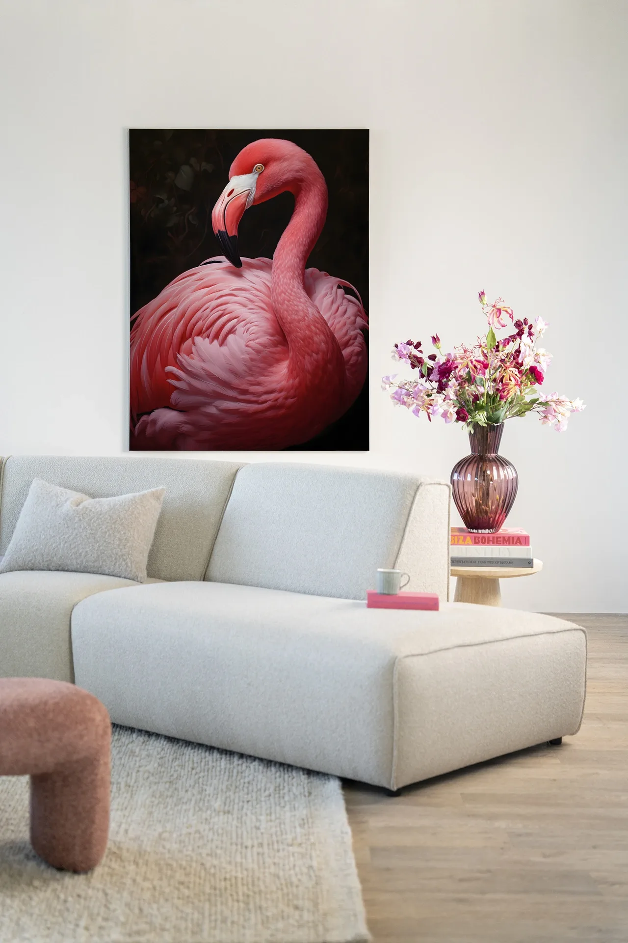 Wandteppich Pink Flamingo - Urban Cotton hängt über einem Sofa in einem modernen Wohnzimmer