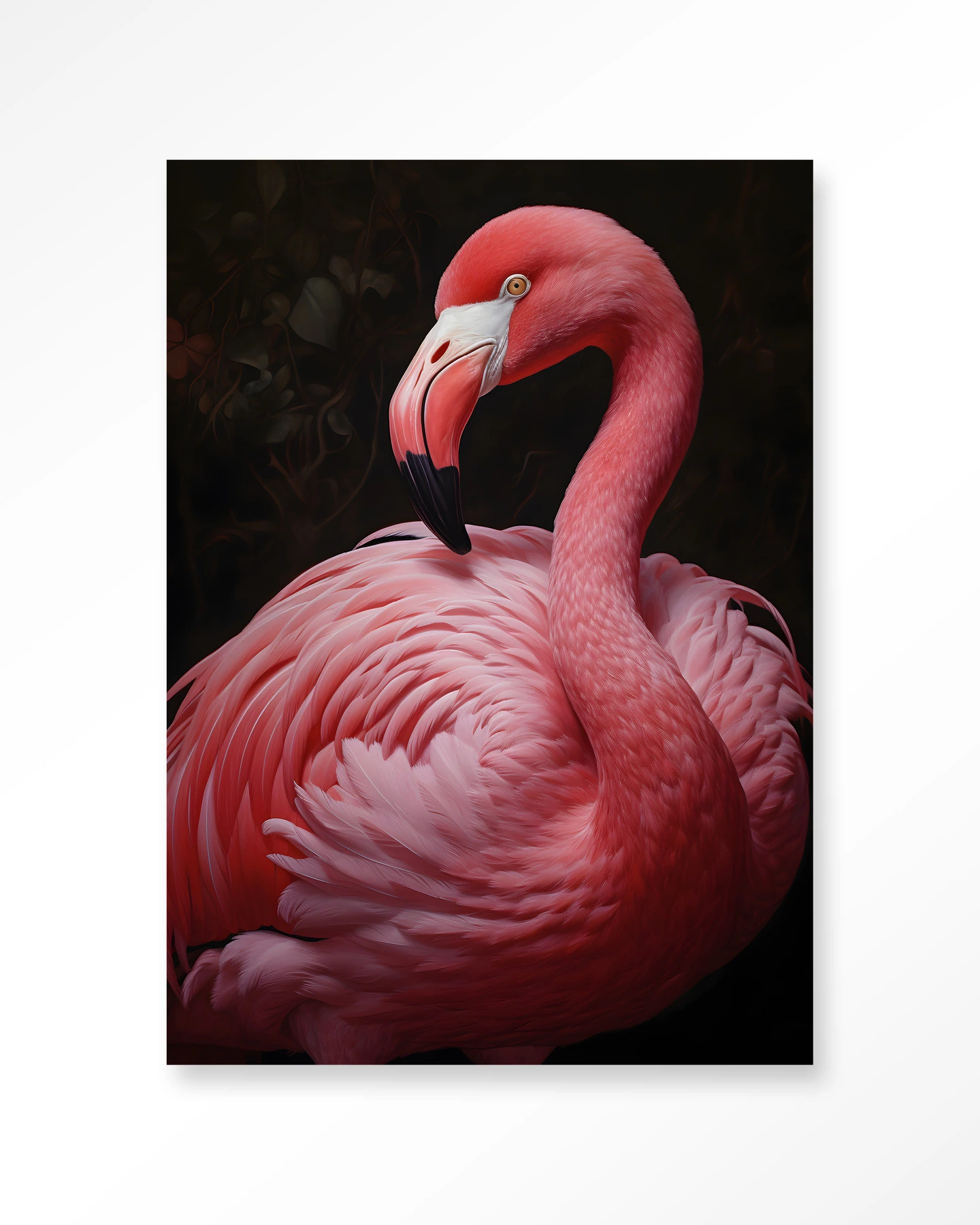 Wandteppich Pink Flamingo von Urban Cotton, Nahaufnahme eines rosa Flamingos vor dunklem Hintergrund