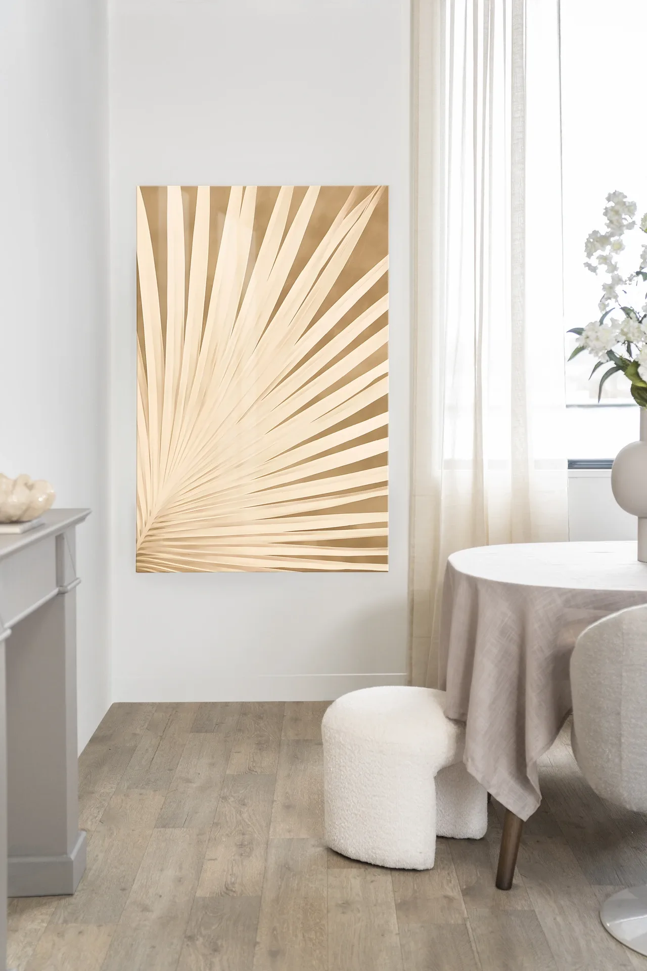 Wandteppich Beleaf - Urban Cotton hängt an einer weißen Wand in einem hellen, modernen Esszimmer