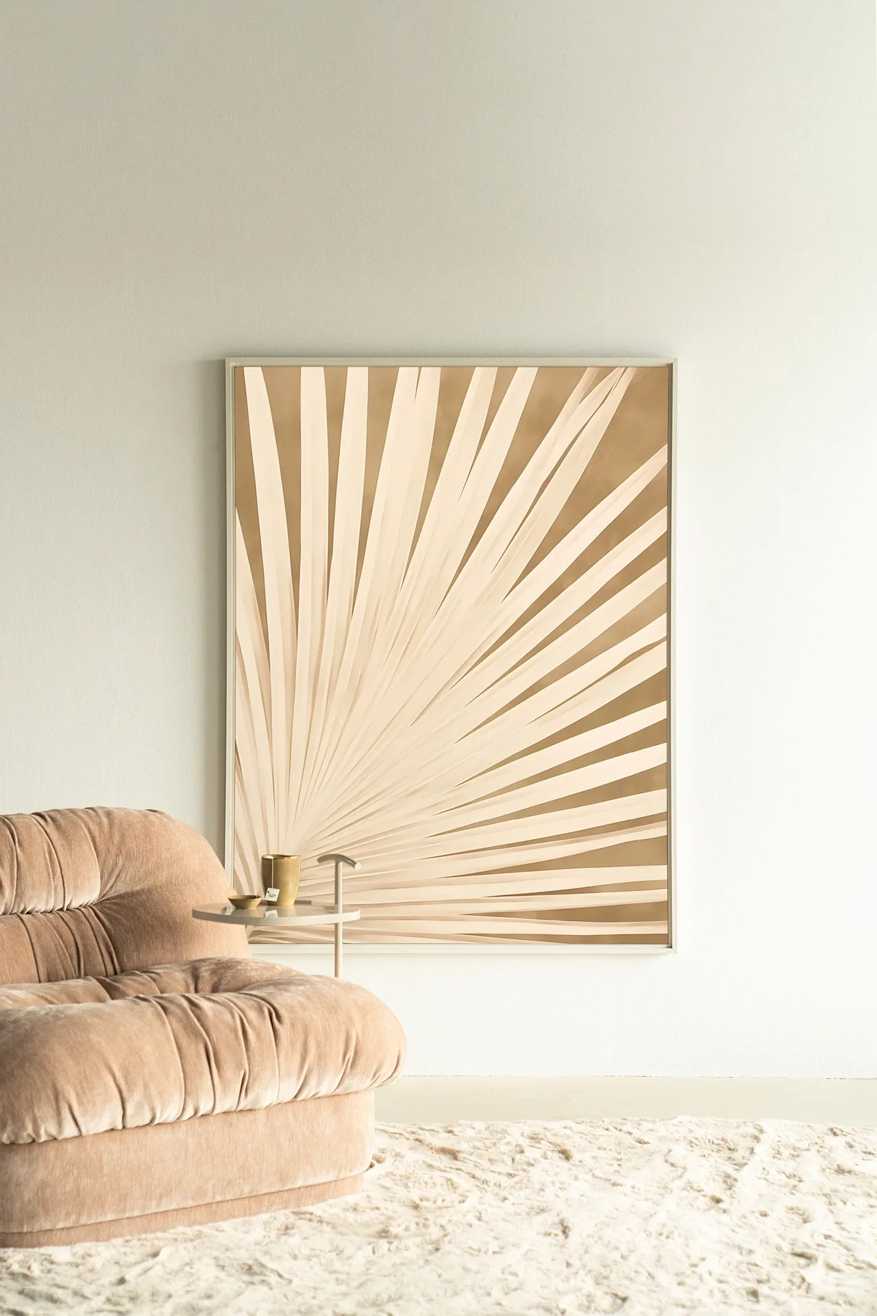 Wandteppich Beleaf - Urban Cotton in einem hellen Wohnzimmer mit einem rosa Sofa und einem runden Beistelltisch