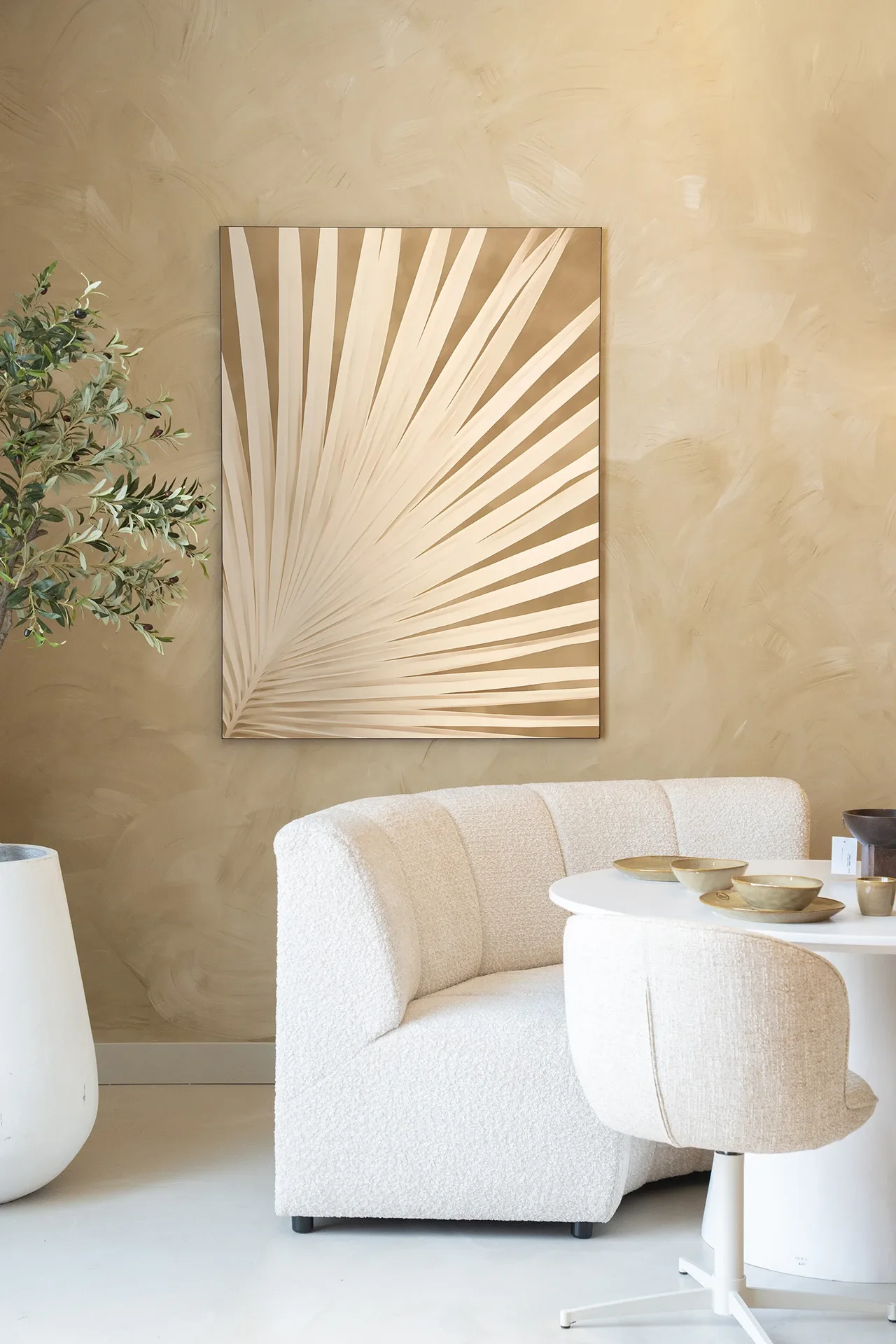 Wandteppich Beleaf - Urban Cotton in einer hellen, minimalistischen Umgebung mit einem Sofa und Tisch
