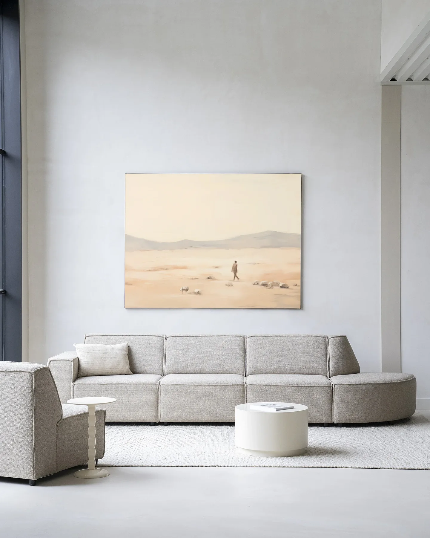 Wandteppich Shepherd Horizontal von Urban Cotton über einem hellgrauen Sofa in einem modernen Wohnzimmer