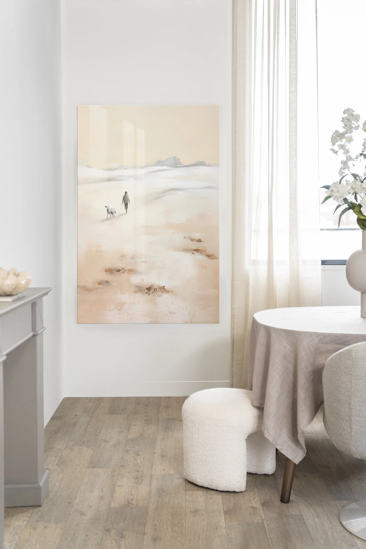 Wandteppich Shepherd Vertikal in einem hellen Esszimmer mit Holzboden und weißen Wänden - Urban Cotton