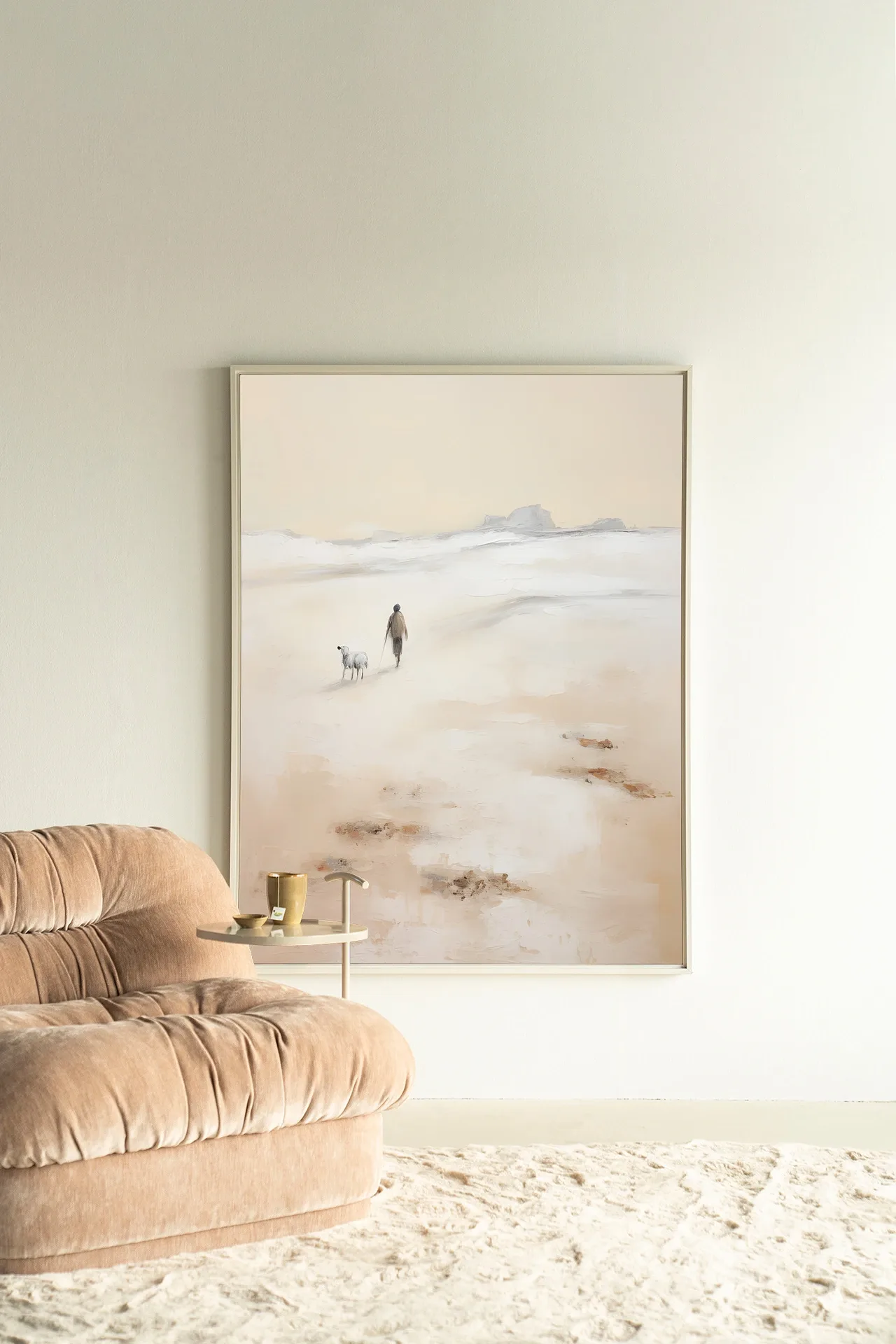 Wandteppich Shepherd Vertikal - Urban Cotton in einem hellen Wohnzimmer mit beigem Sofa und Teppich