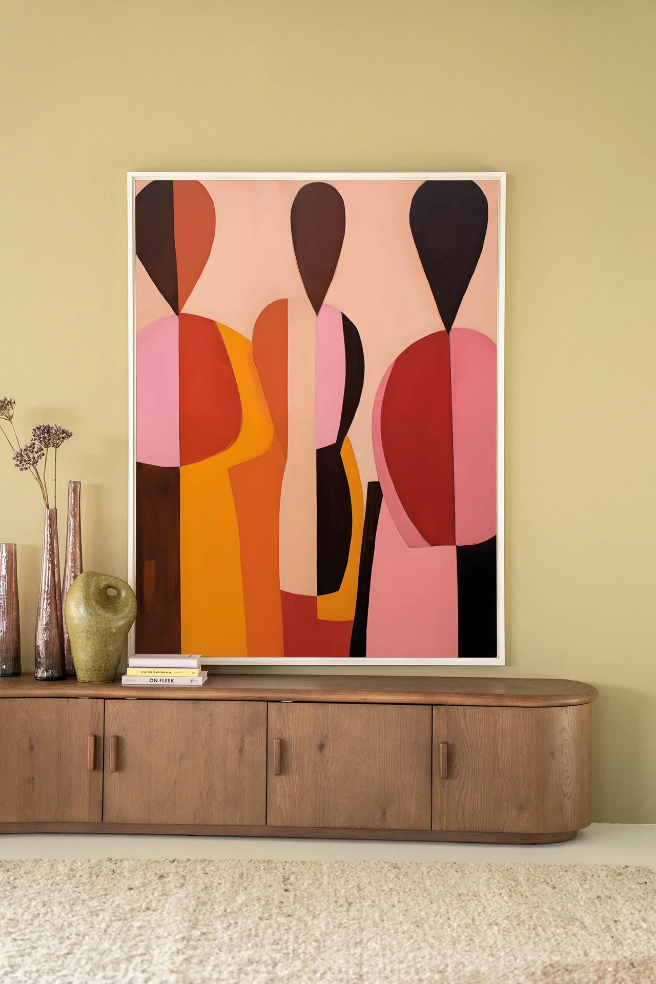 Wandteppich Silhouettes - Urban Cotton hängt über einem Holzsideboard mit Vasen und Büchern