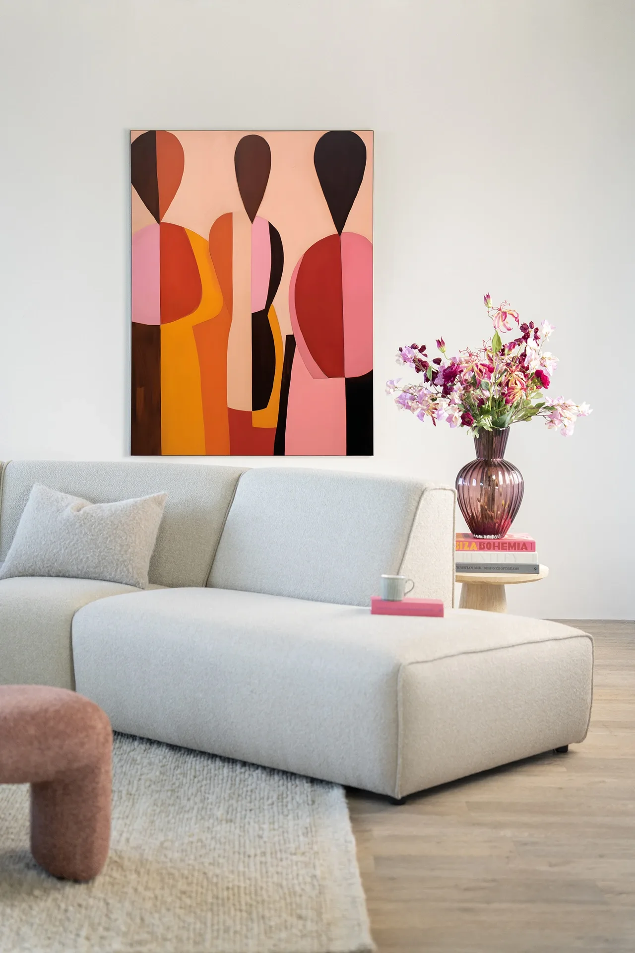 Wandteppich Silhouettes in einem hellen Wohnzimmer mit beigem Sofa und rosa Pouf - Urban Cotton