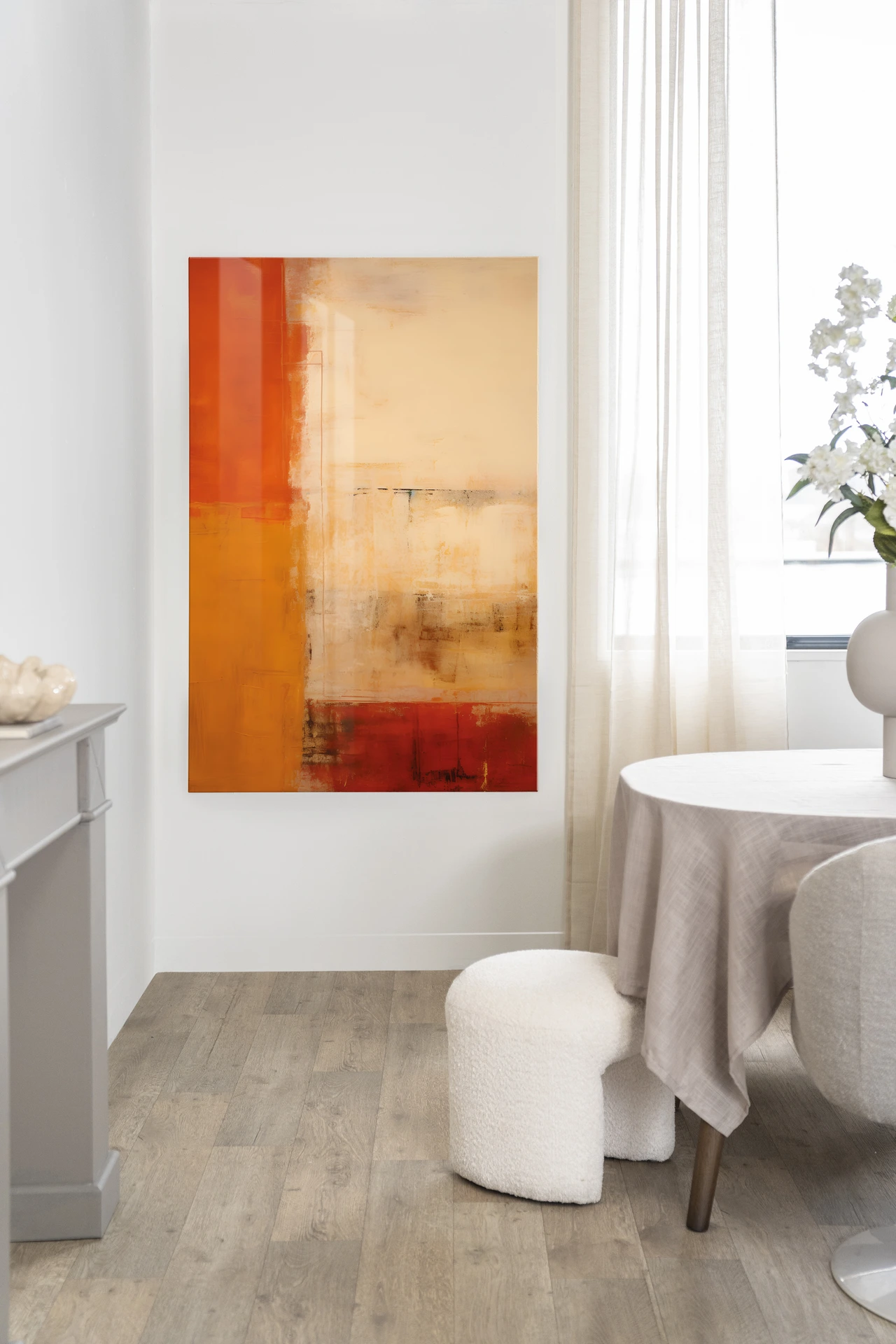Wandteppich Rusty Abstract - Urban Cotton hängt an einer weißen Wand in einem modernen Interieur