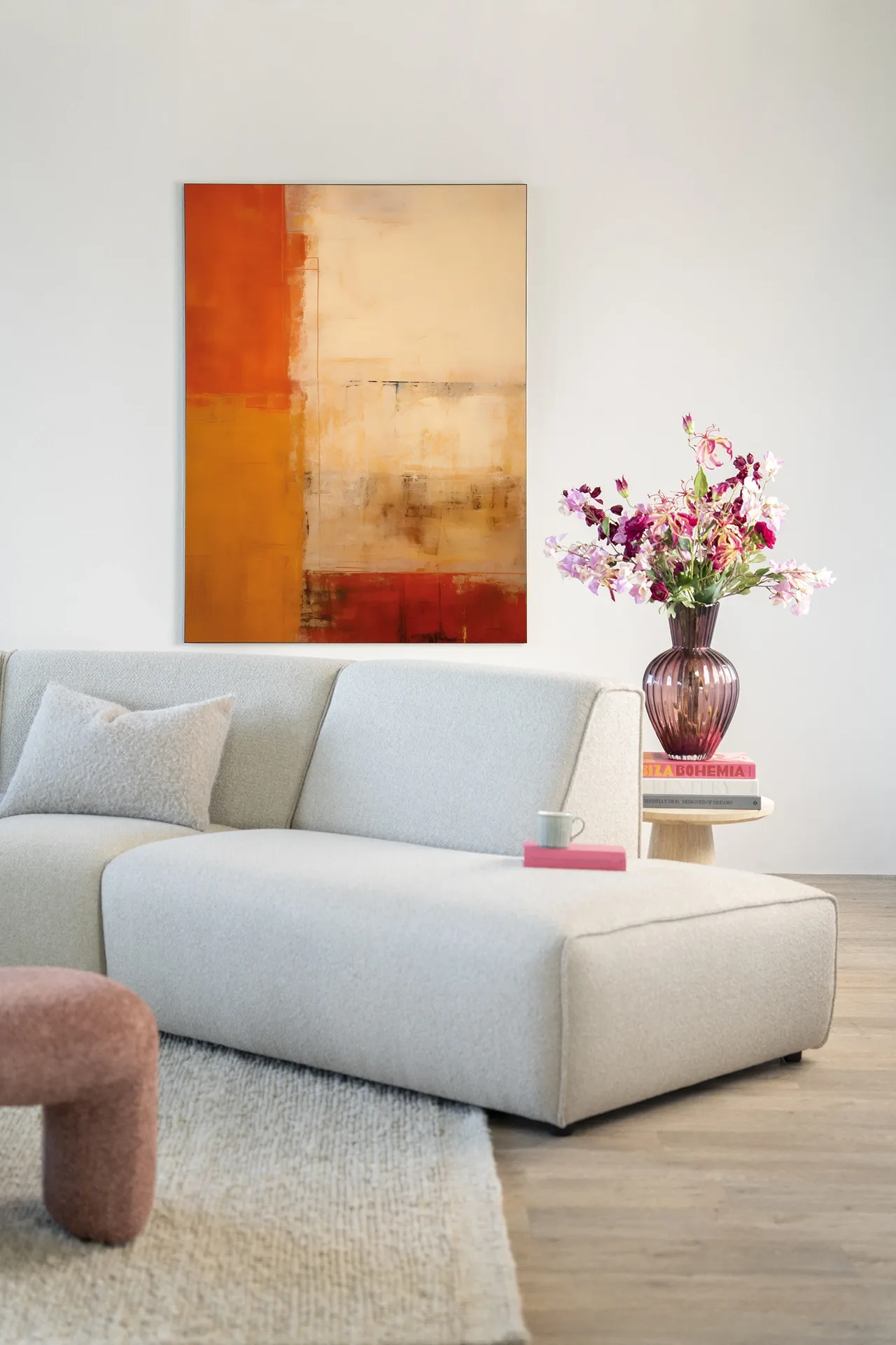 Der Wandteppich Rusty Abstract - Urban Cotton hängt über einem hellen Sofa in einem modernen Wohnzimmer