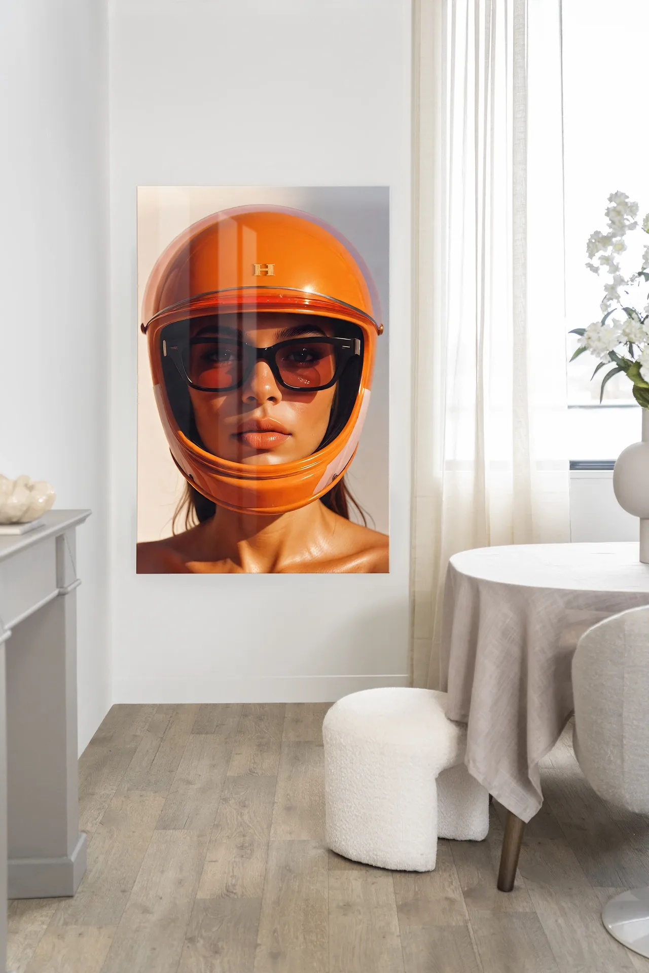 Ein Wandteppich Hermes Helmet - Urban Cotton hängt an einer weißen Wand in einem hellen Esszimmer