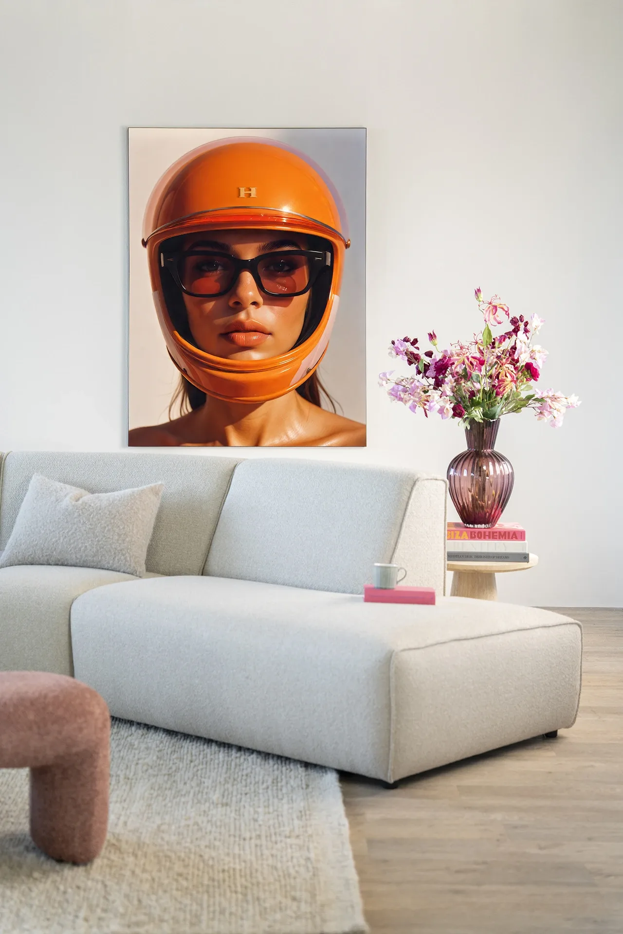 Wandteppich Hermes Helmet in einem hellen Wohnzimmer über einem Sofa mit einer Vase voller Blumen - Urban Cotton
