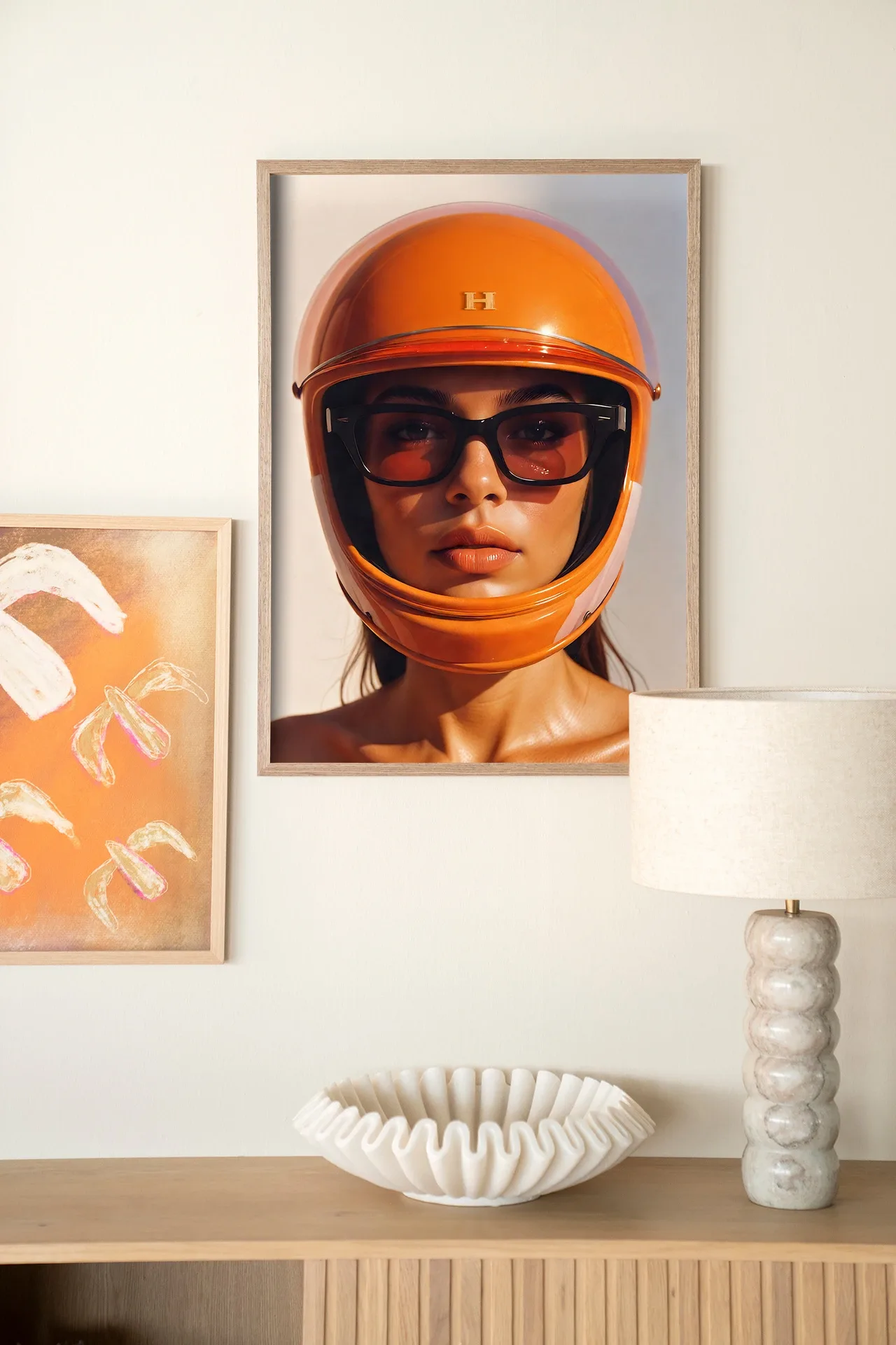 Wandteppich Hermes Helmet in einem hellen Wohnzimmer mit einer Lampe und Schale auf einem Holzbuffet - Urban Cotton
