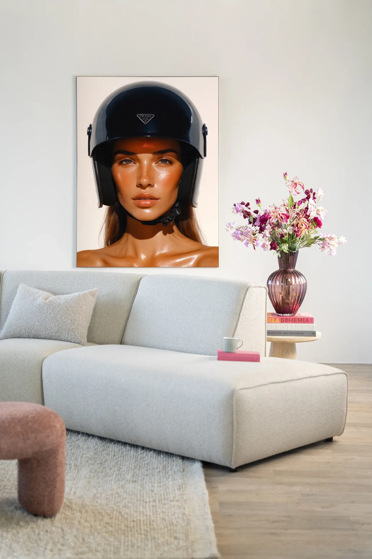 Wandteppich Prada Helmet - Urban Cotton in einem modernen Wohnzimmer mit hellem Sofa und rosa Akzenten