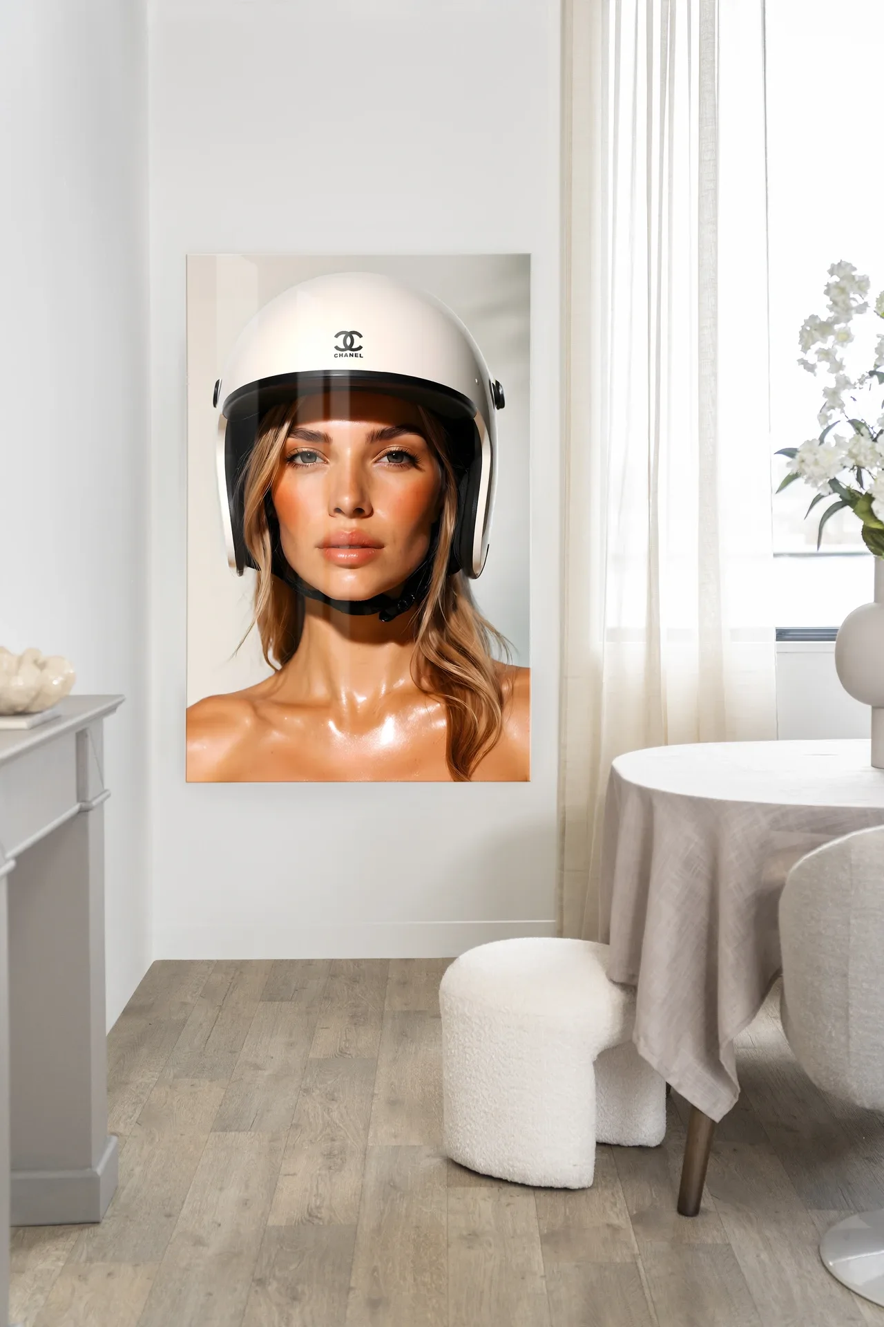 Wandbehang Chanel Helmet - Urban Cotton an einer weißen Wand in einem modernen Interieur