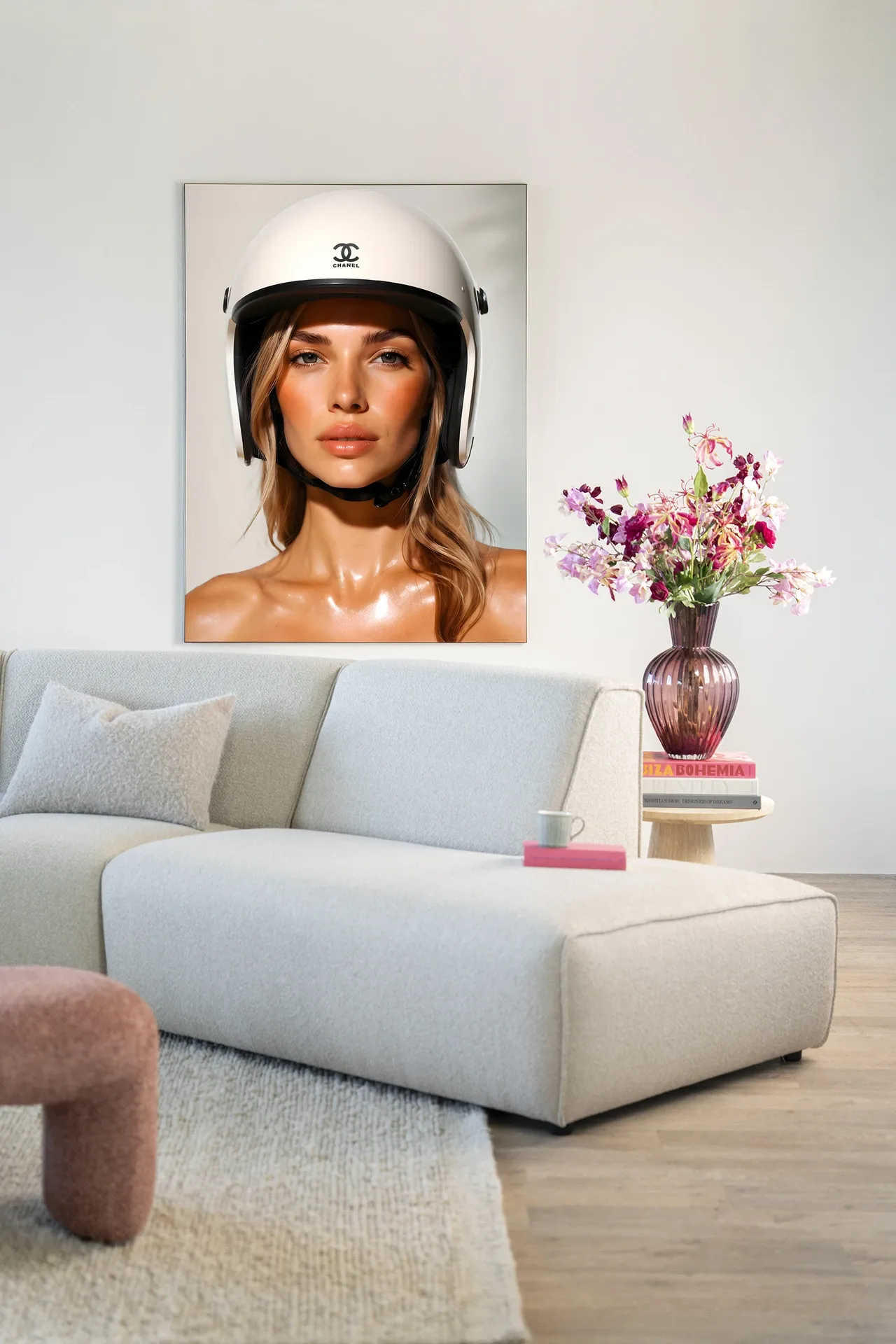Wandteppich Chanel Helmet - Urban Cotton hängt über einem Sofa in einem modernen Wohnzimmer
