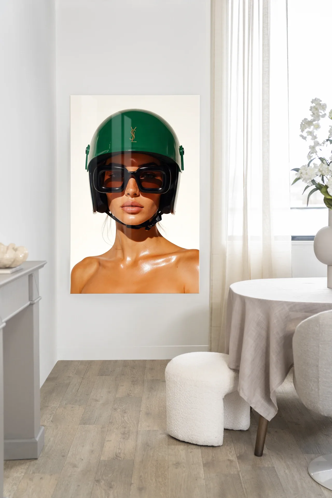 Wandteppich Saint Laurent Helmet in einem hellen Esszimmer mit weißem Pouf und rundem Tisch - Urban Cotton