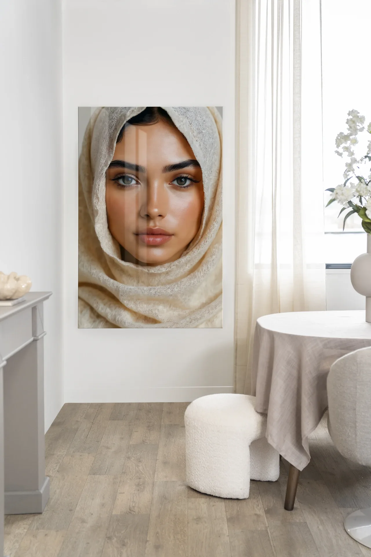 Wandteppich Sahara - Urban Cotton hängt an einer weißen Wand in einem hellen Wohnzimmer mit Esstisch und Hocker