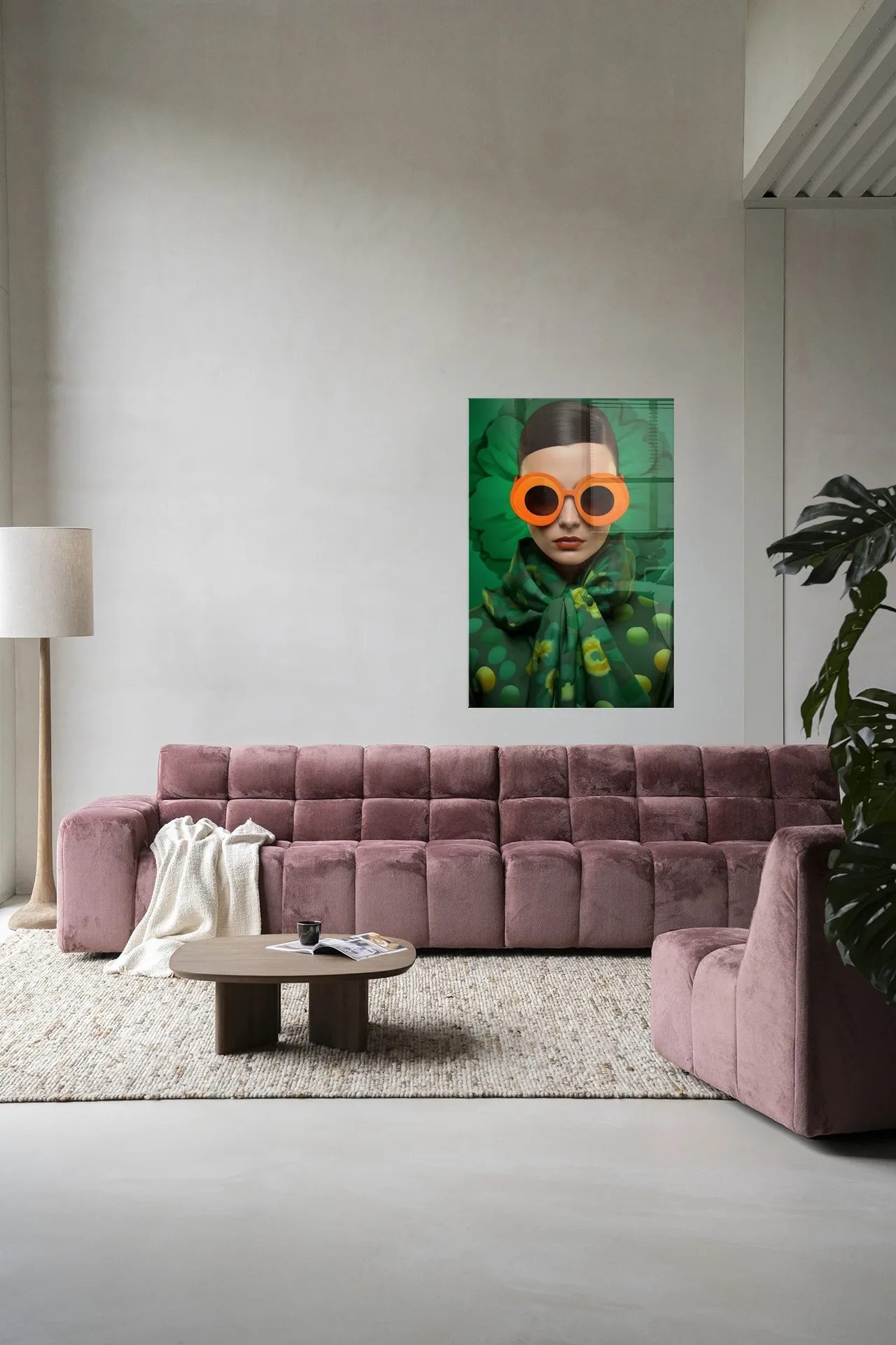 Wandteppich Green Flower - Urban Cotton hängt über einem rosa Sofa in einem modernen Wohnzimmer