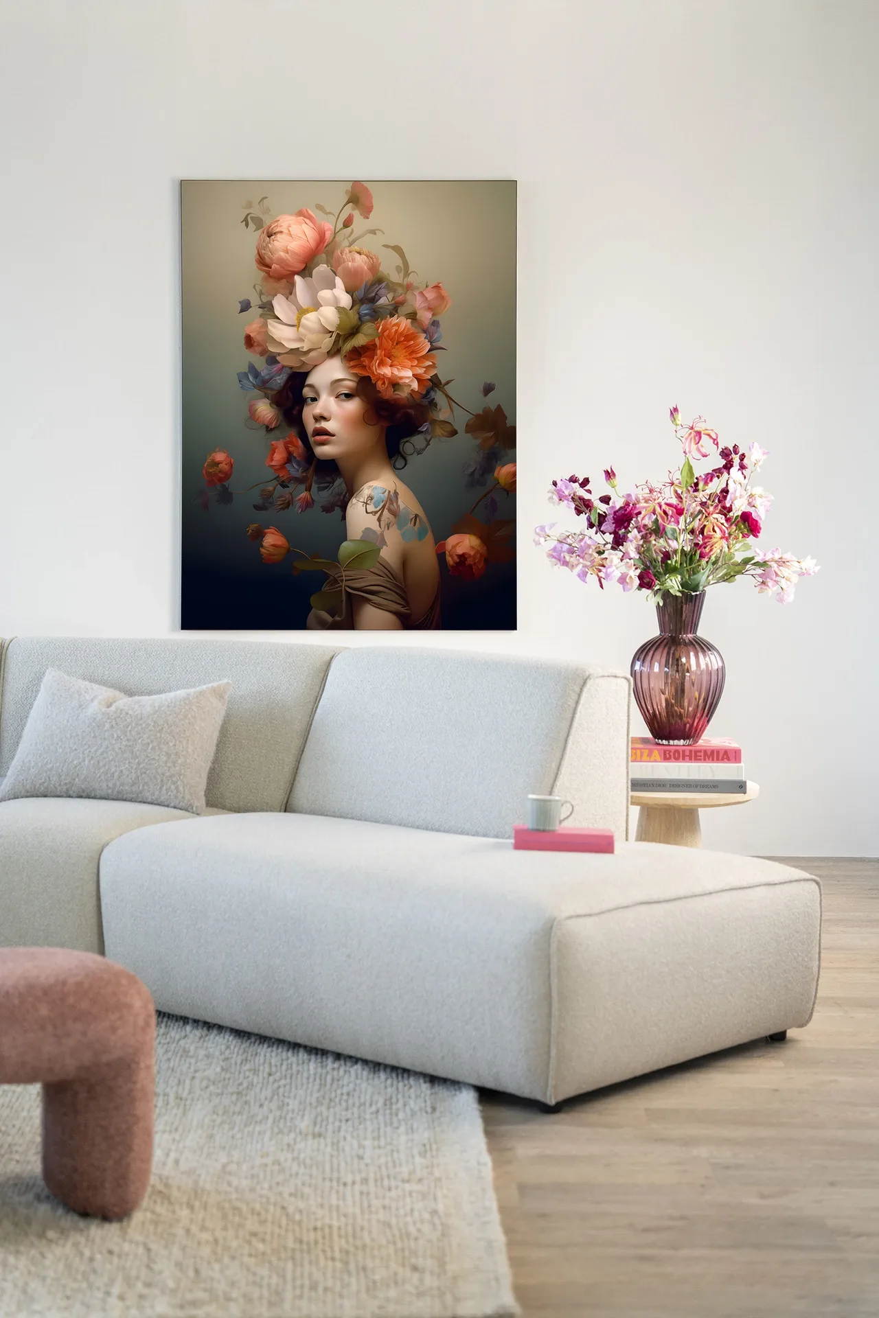 Wandteppich Vintage Flower Girl - Urban Cotton hängt über einem hellen Sofa in einem modernen Wohnzimmer