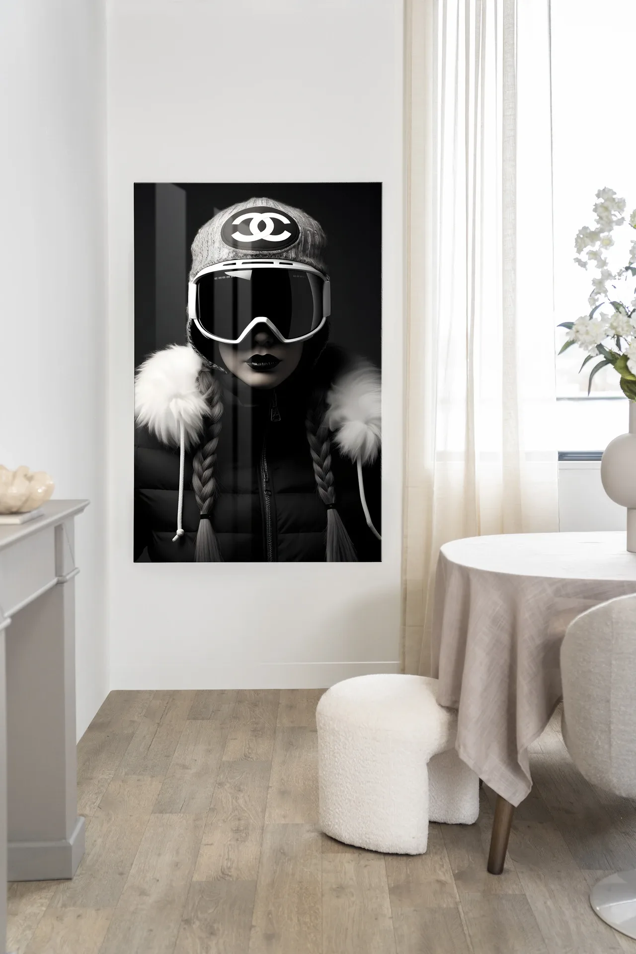 Ein schwarz-weißer Wandteppich Luxury Snow Girl von Urban Cotton hängt an einer weißen Wand in einem modernen Interieur