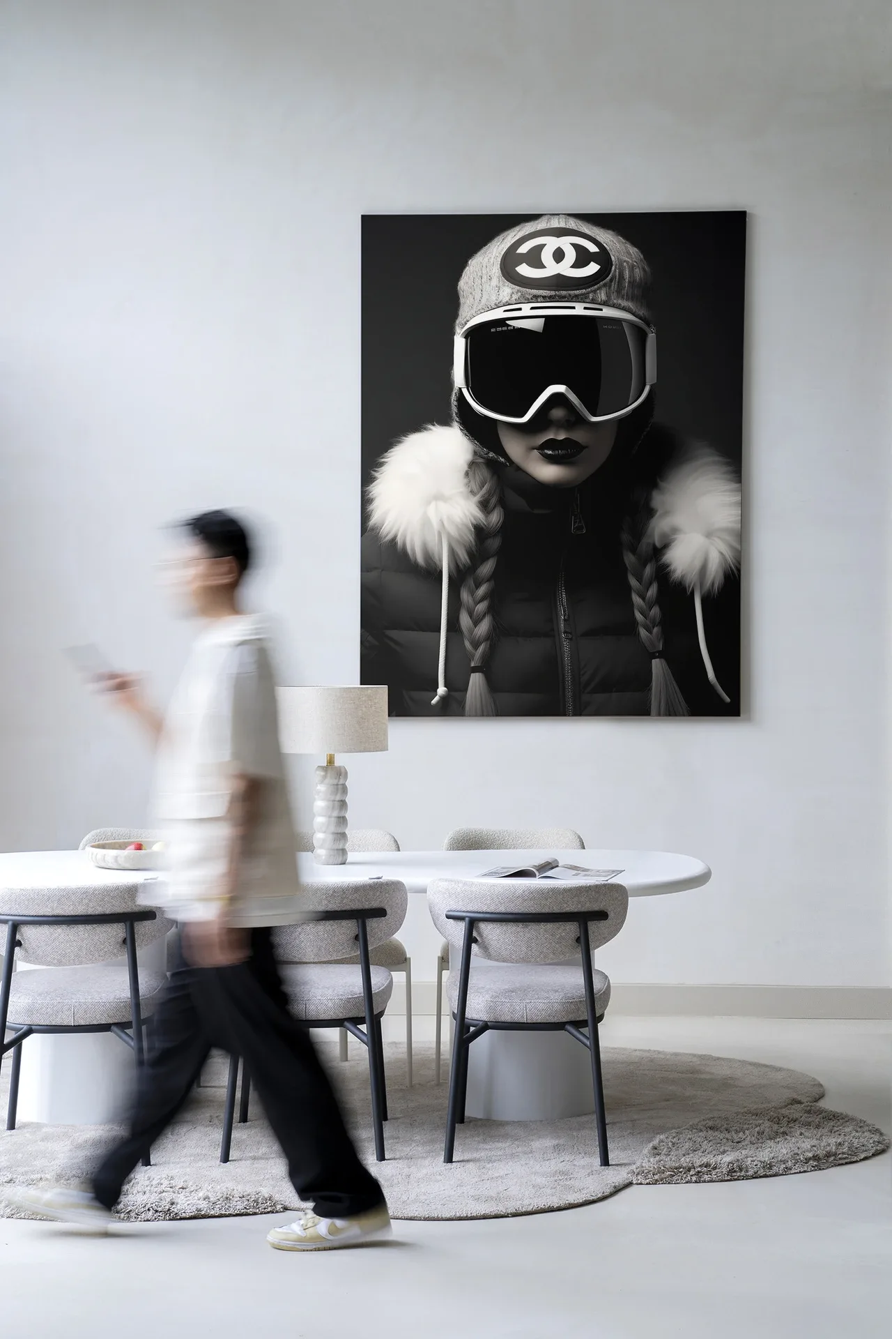 Wandteppich Luxury Snow Girl - Urban Cotton hängt in einem modernen Interieur mit einer vorbeigehenden Person