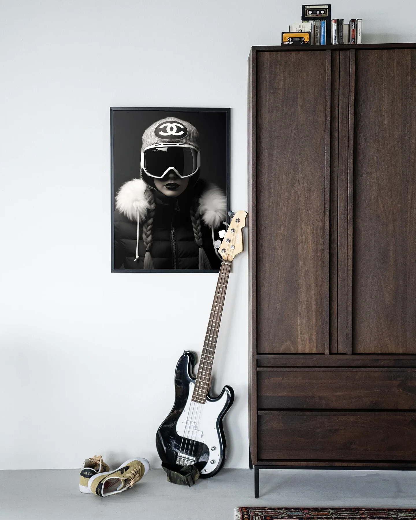 Wandteppich Luxury Snow Girl - Urban Cotton in einem modernen Raum mit Holzschrank und Bassgitarre