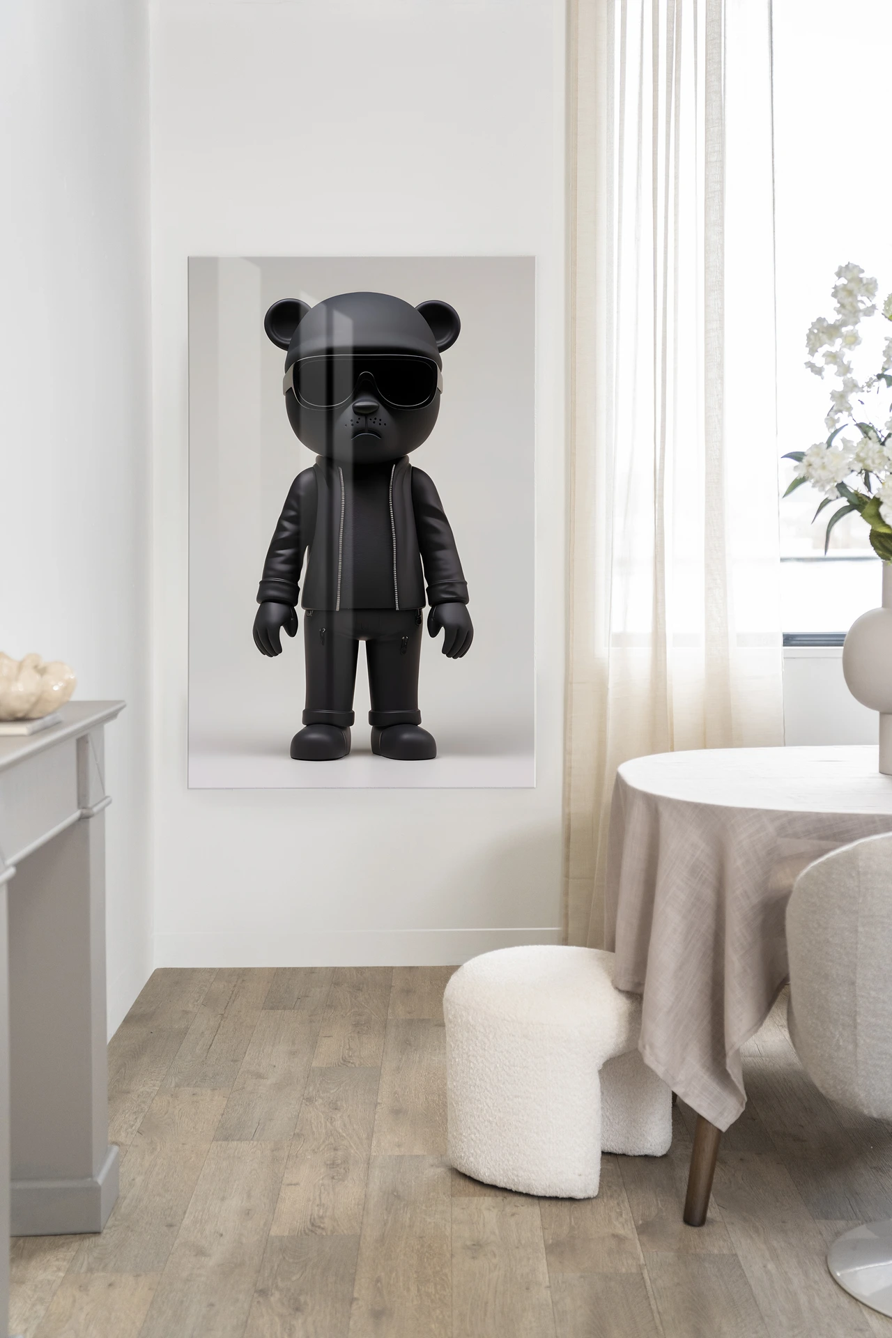 Wandteppich Security Bear - Urban Cotton an einer weißen Wand in einem modernen Interieur